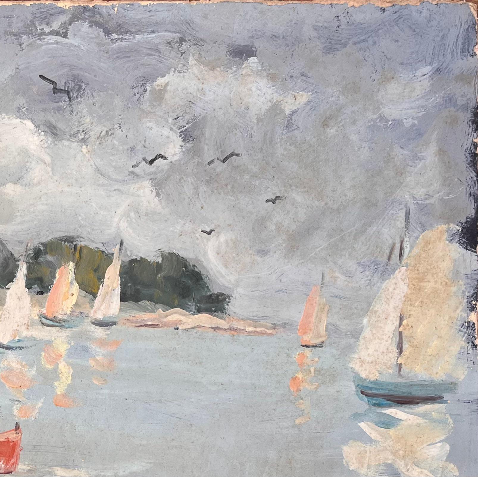 Scène de régates impressionniste française avec voiliers colorés et village en bord de mer - Gris Landscape Painting par Fanch Lel