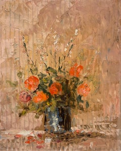 Rustikaler französischer Impressionistenstrauß aus leuchtend orangefarbenen Rosen in einer tiefblauen Vase
