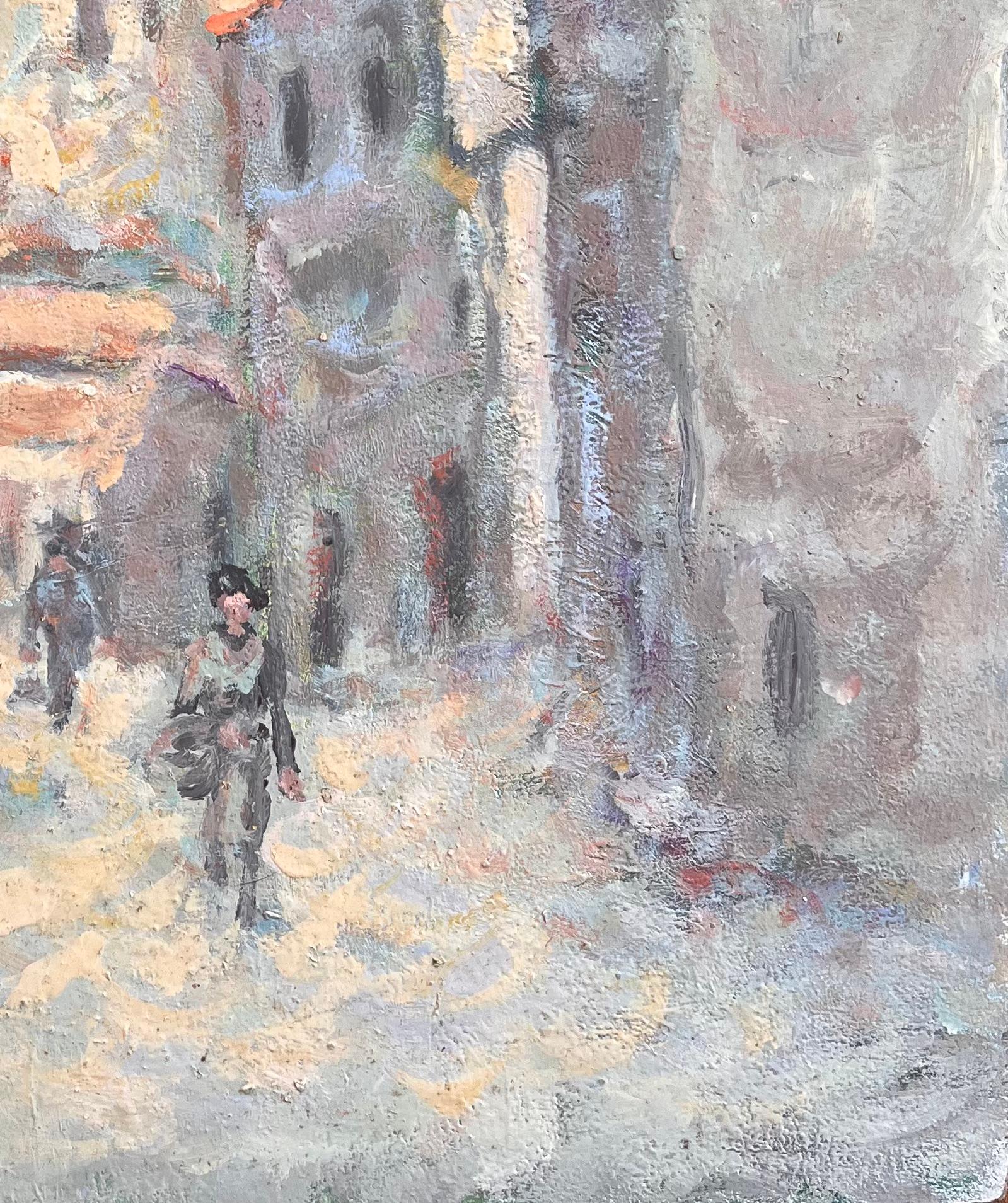 Französischer Impressionismus Straßenszene mit Figuren und sonnenbeschienenen Gebäuden (Grau), Landscape Painting, von Fanch Lel