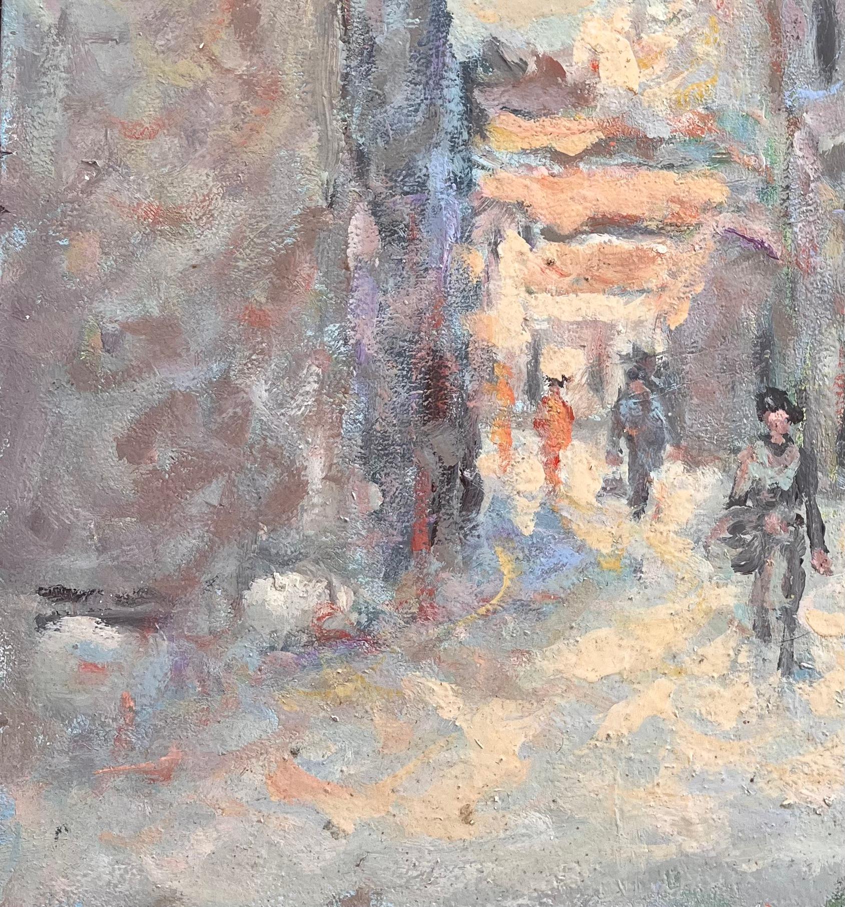 Titel: Französischer Impressionismus - Straßenszene mit Figuren und sonnenbeschienenen Gebäuden
Von Fanch Lel
Größe: 18,25 x 14,75 Zoll (Höhe x Breite)
Ölgemälde auf Karton, ungerahmt
Zustand: Das Gemälde ist in gutem Zustand mit leichten