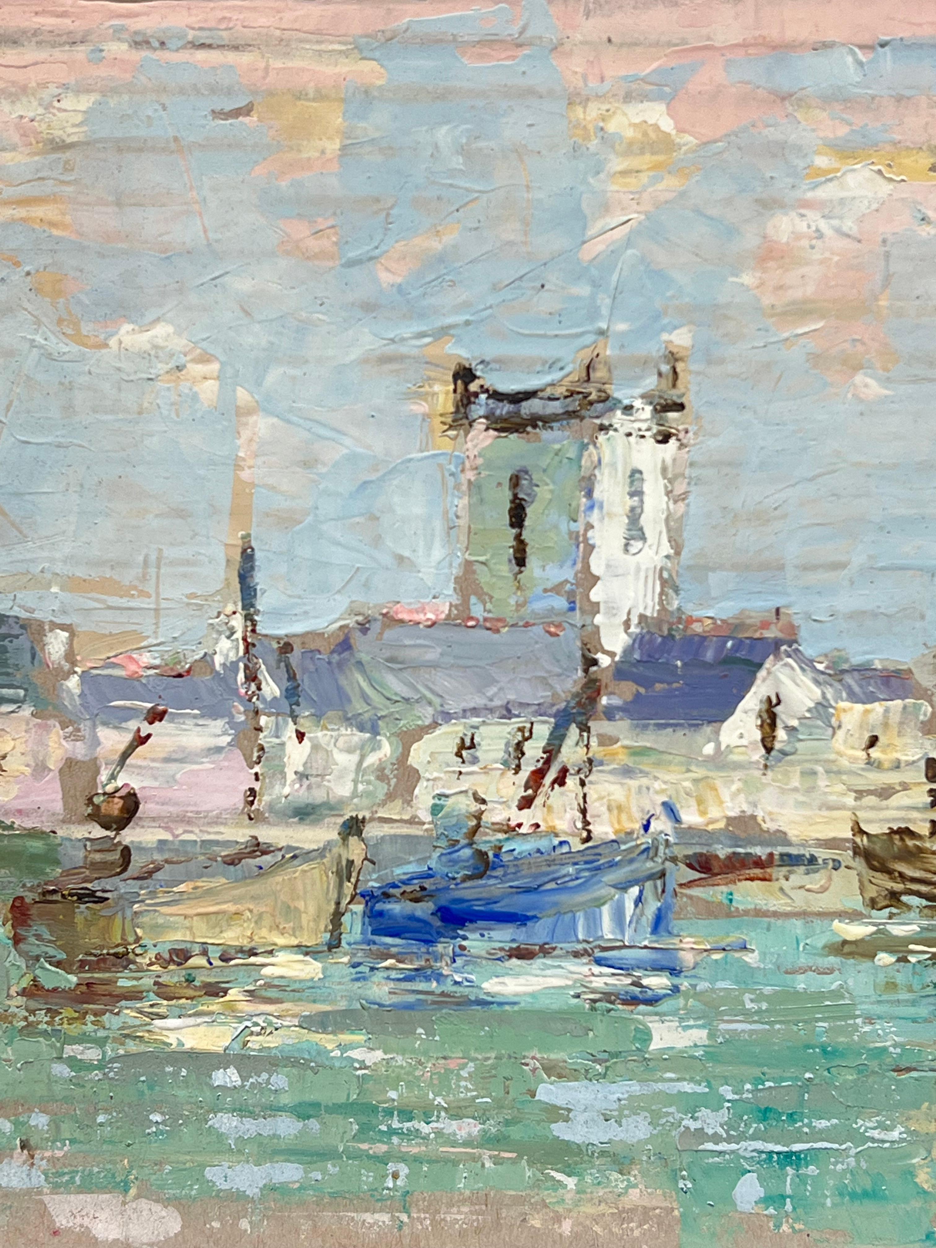 Impressionista francese Scena di porto tranquillo con barche e villaggio costiero - Figurative Painting Grigio di Fanch Lel