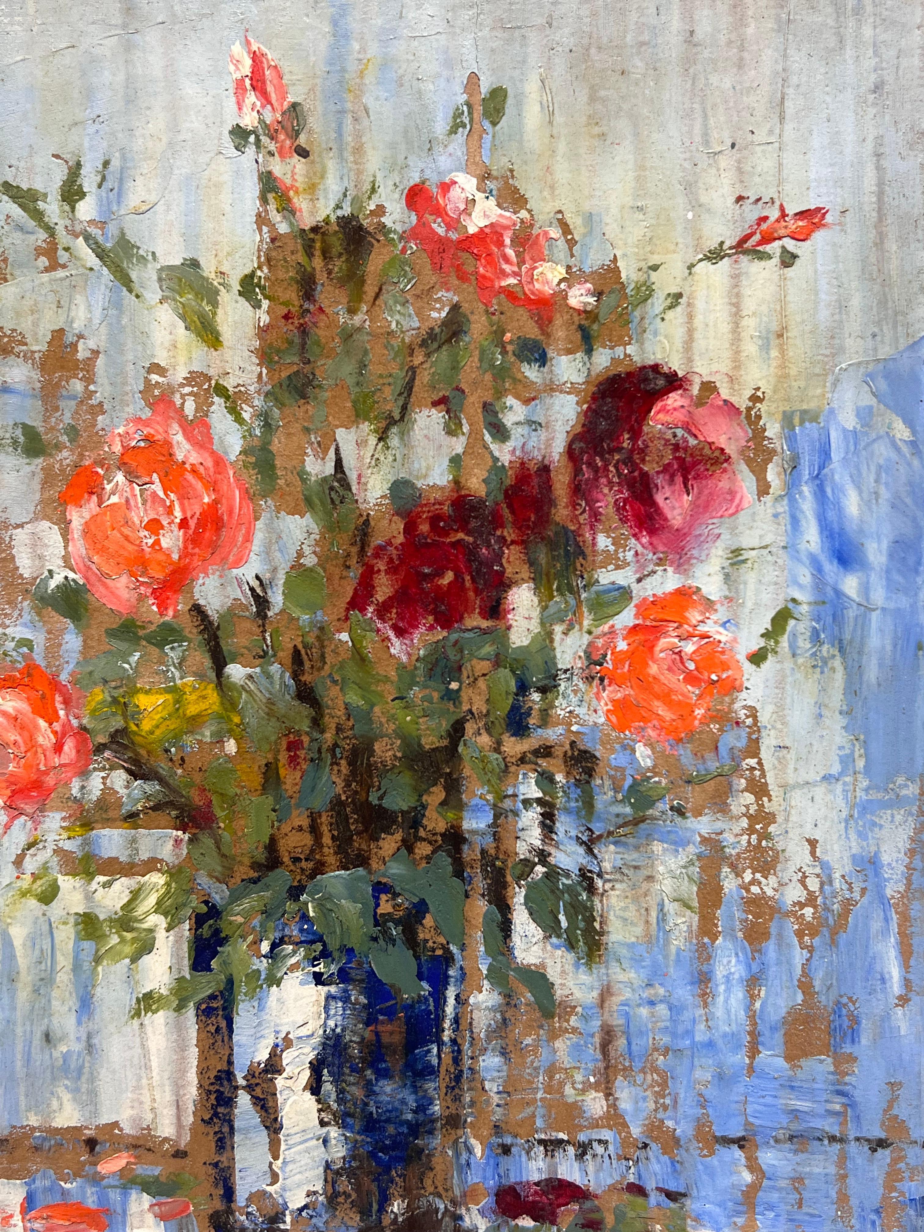 Impressionista francese Rose rosse vibranti in un vaso blu rustico Natura morta - Painting Impressionismo di Fanch Lel