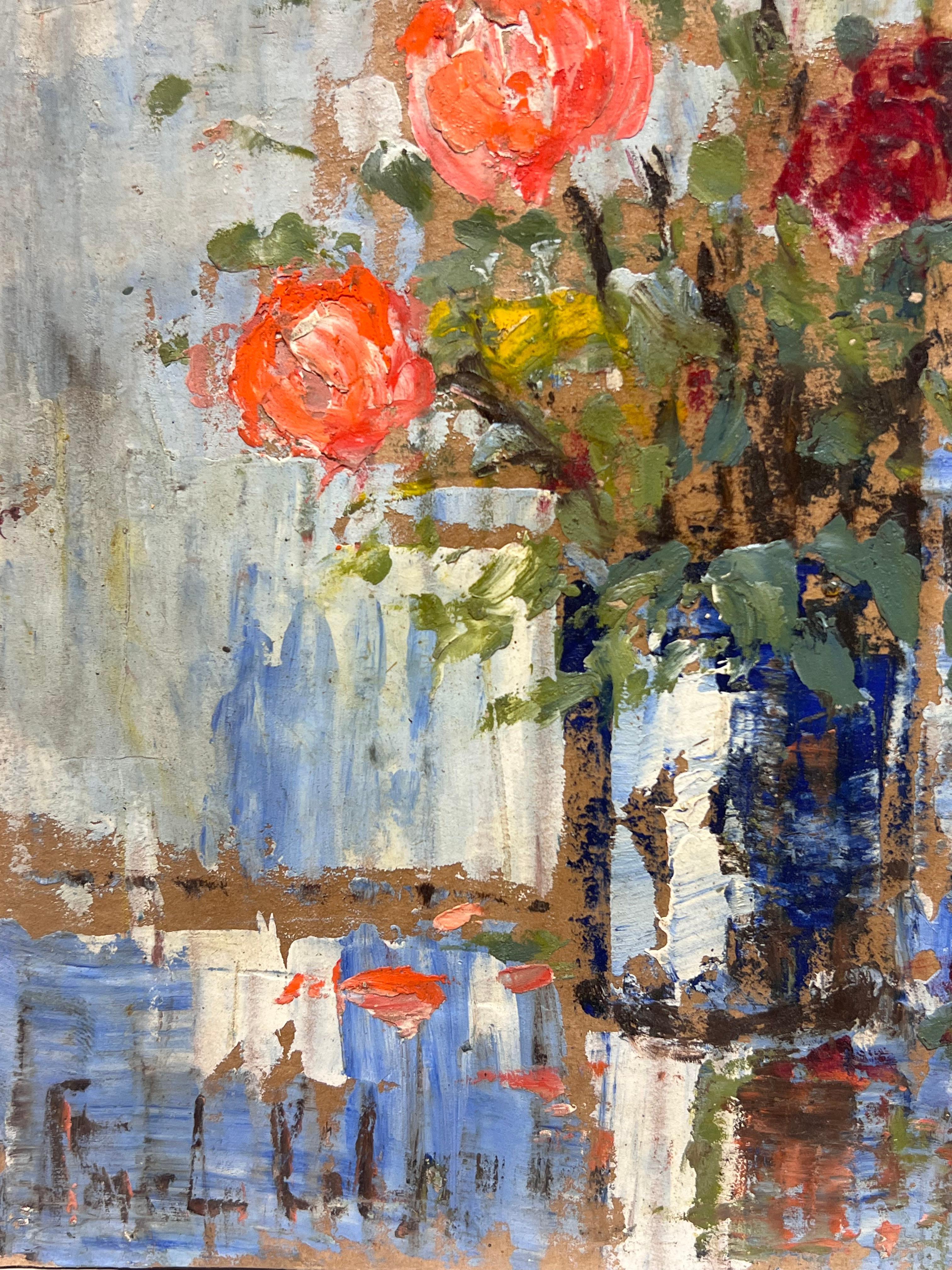 Impressionista francese Rose rosse vibranti in un vaso blu rustico Natura morta - Still-Life Painting Grigio di Fanch Lel