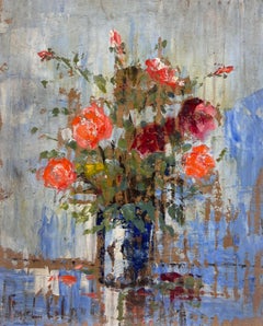 Des roses rouges vibrantes dans un vase bleu rustique de style impressionniste français