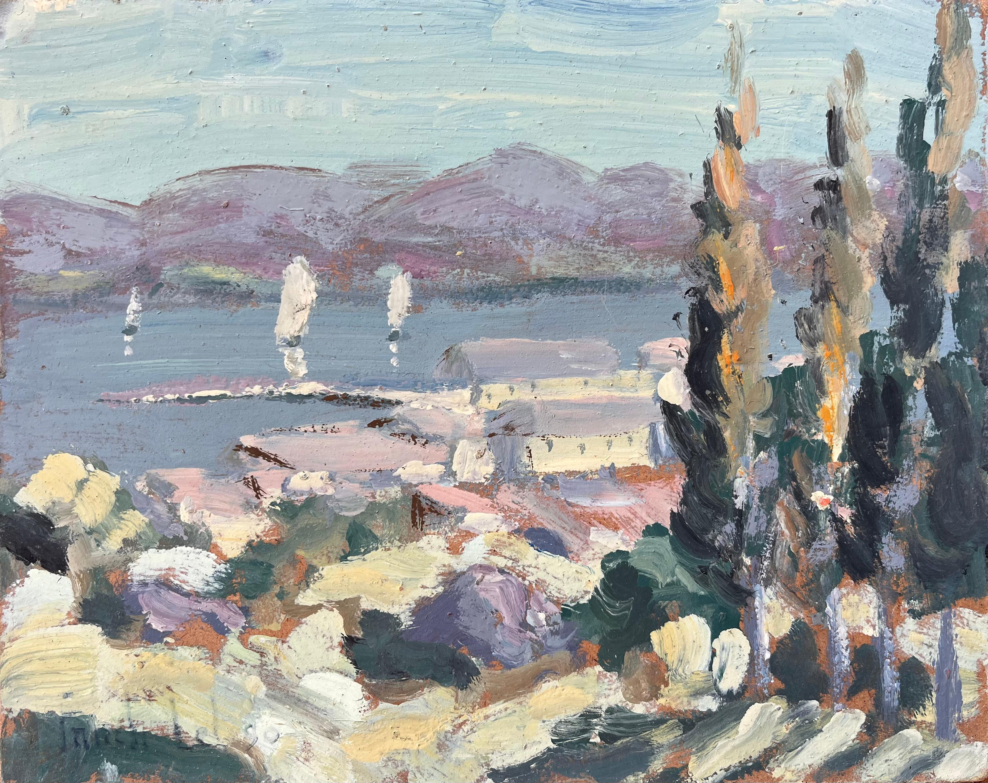 Französische Landschaft des Golfs von Ajaccio in Korsika mit Bäumen und Segelbooten