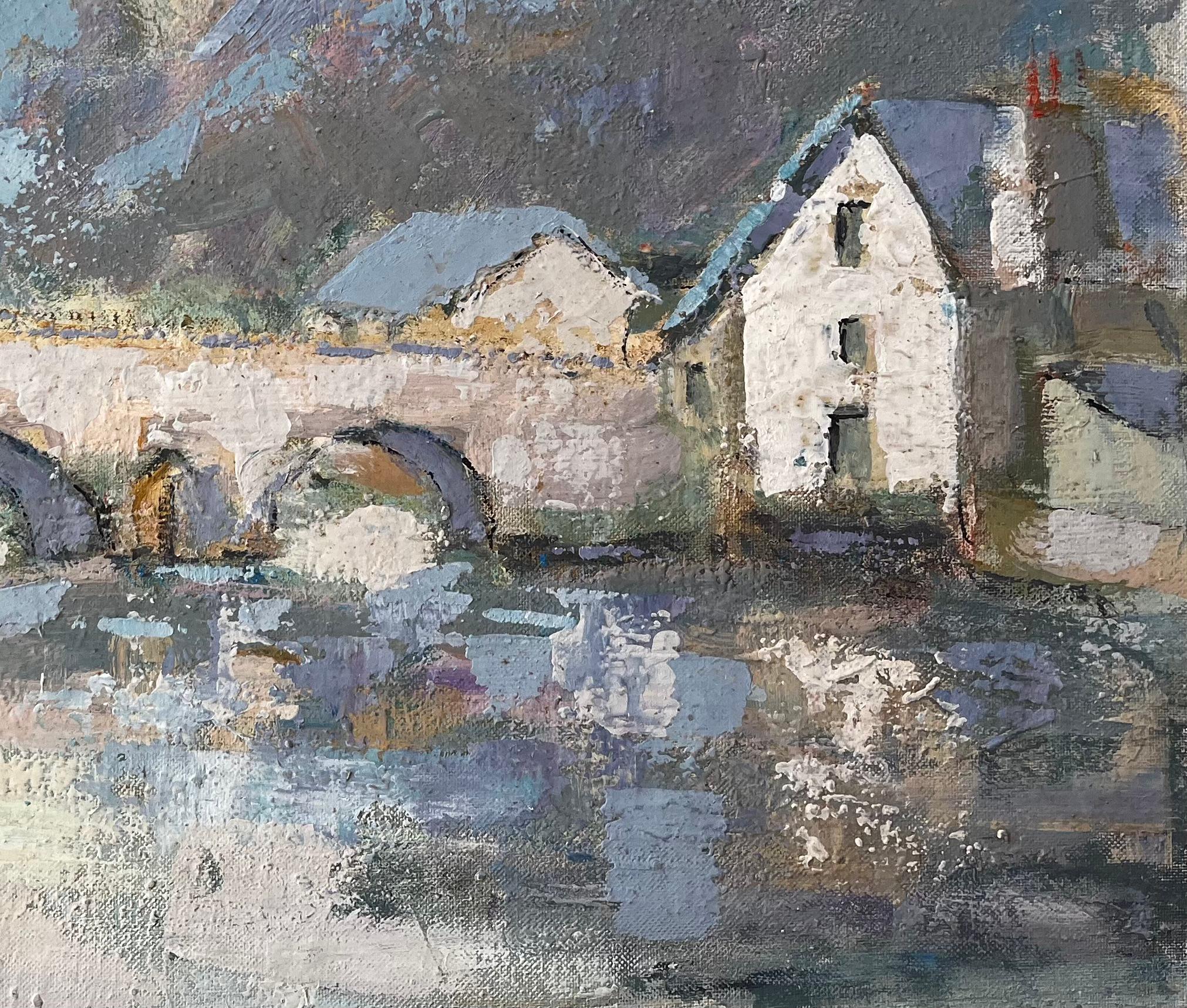Village fluvial français de Dinan avec pont de pierre et toits bleus Peinture à l'huile - Impressionnisme Painting par Fanch Lel