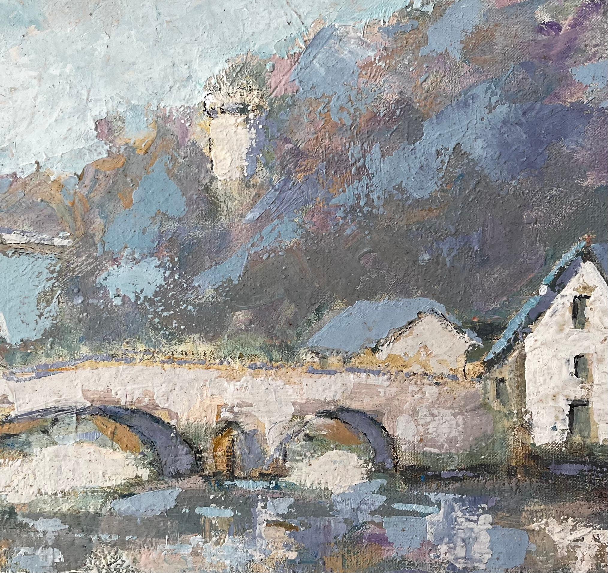 Village fluvial français de Dinan avec pont de pierre et toits bleus Peinture à l'huile en vente 2