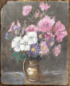 Natura morta francese con fiori rosa, bianchi e viola in una brocca dorata