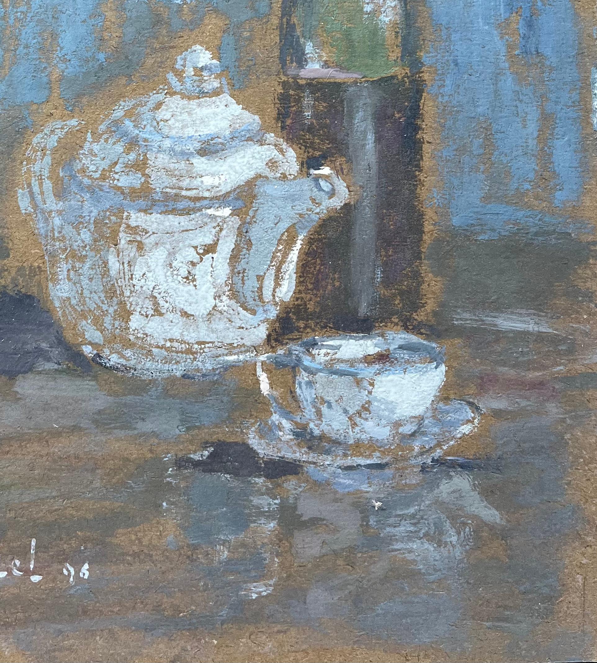 Natura morta francese con teiera, bottiglia e tazza nei toni del blu terrestre - Painting Impressionismo di Fanch Lel