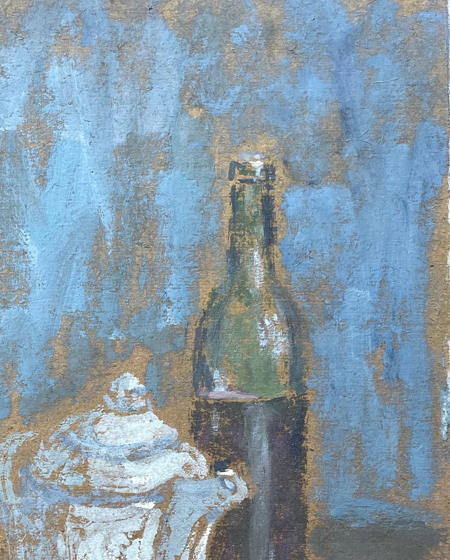 Natura morta francese con teiera, bottiglia e tazza nei toni del blu terrestre - Landscape Painting Grigio di Fanch Lel
