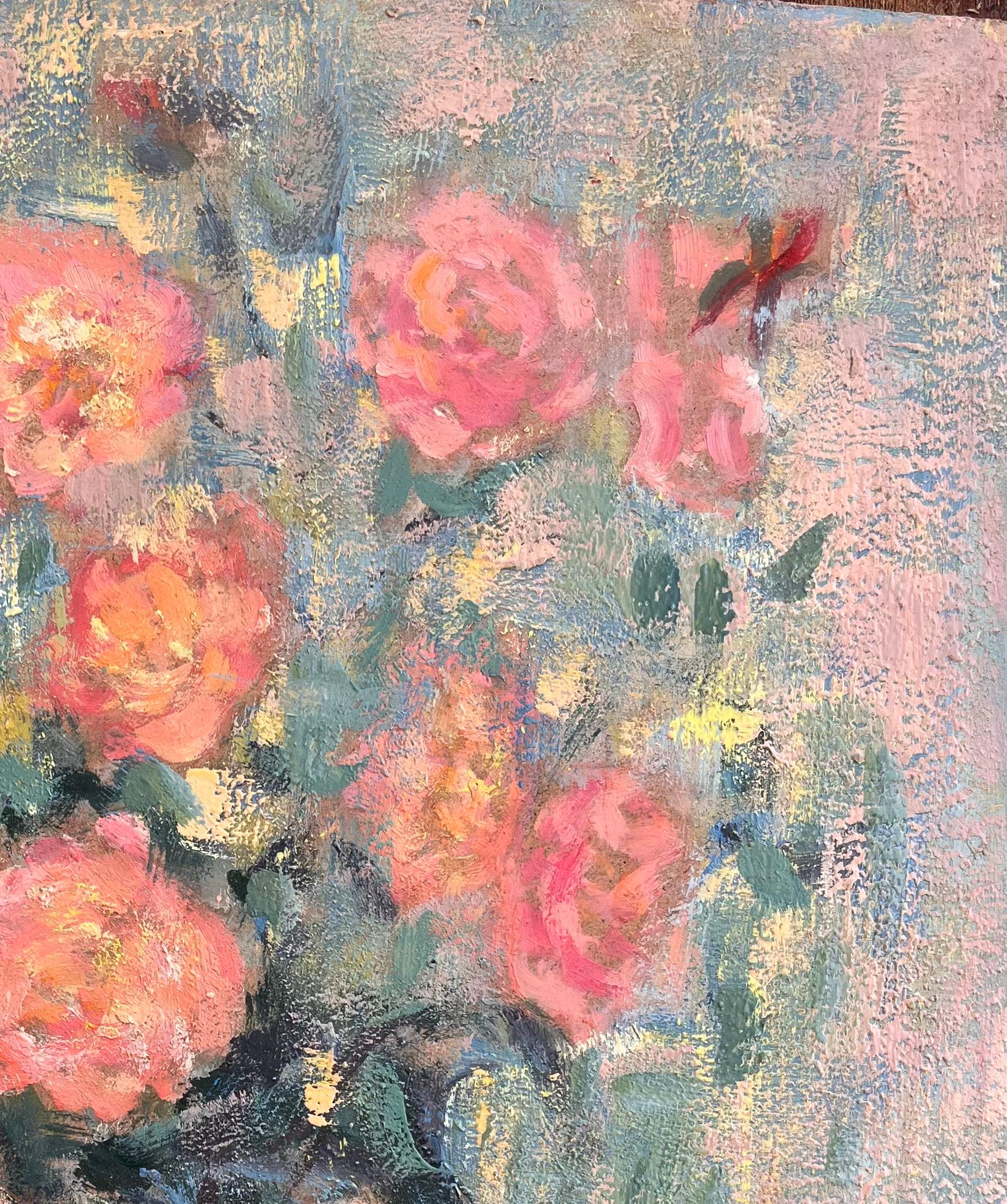 Titel: Französischer lebendiger Rosenstrauß in Kupfervase Impressionistisches Stilleben
Von Fanch Lel
Größe: 18,25 x 15 Zoll (Höhe x Breite)
Ölgemälde auf Karton, ungerahmt
Zustand: Das Gemälde ist in gutem Zustand mit ausdrucksstarker Textur;