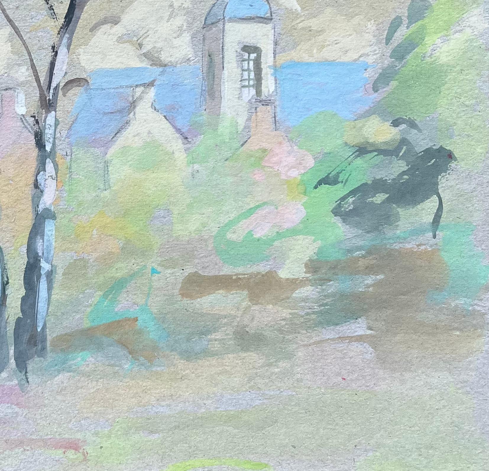 Französische Dorfkirche und Bäume im weichen pastellfarbenen Gouache-Stil (Grau), Figurative Painting, von Fanch Lel