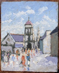 Procesión de pueblo francés con torre de iglesia y figuras de colores bajo cielo azul