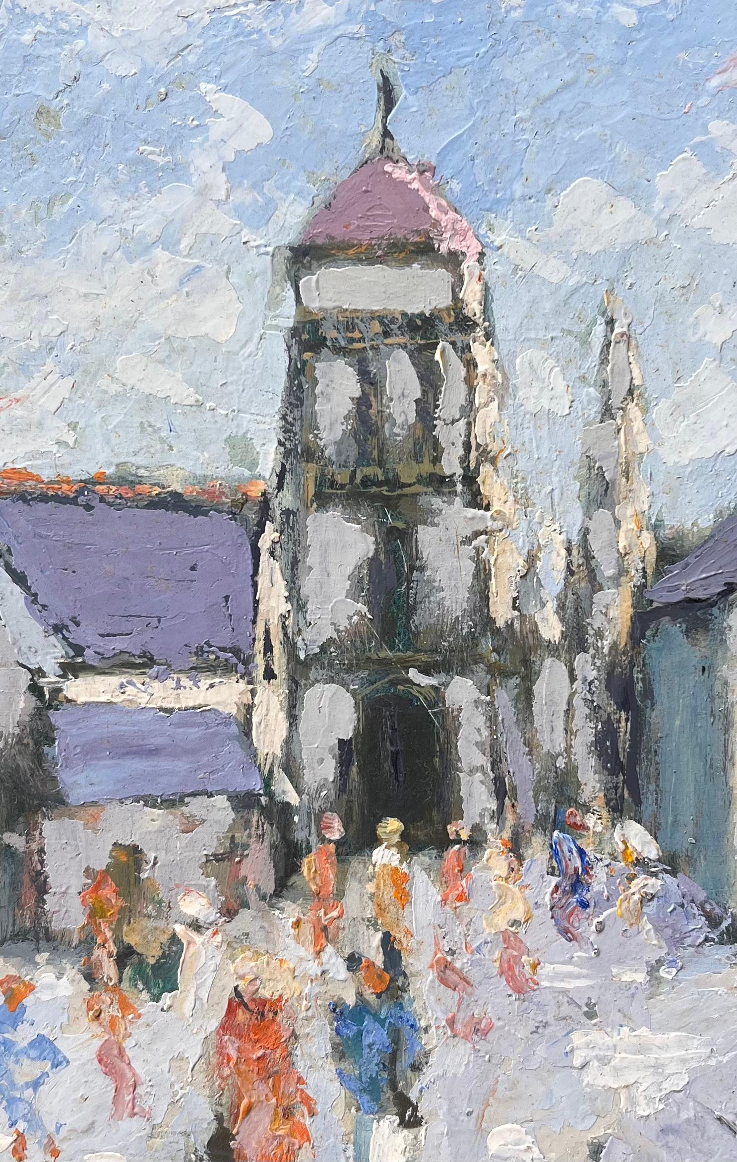Processione in un villaggio francese con campanile e figure colorate sotto il cielo blu in vendita 2