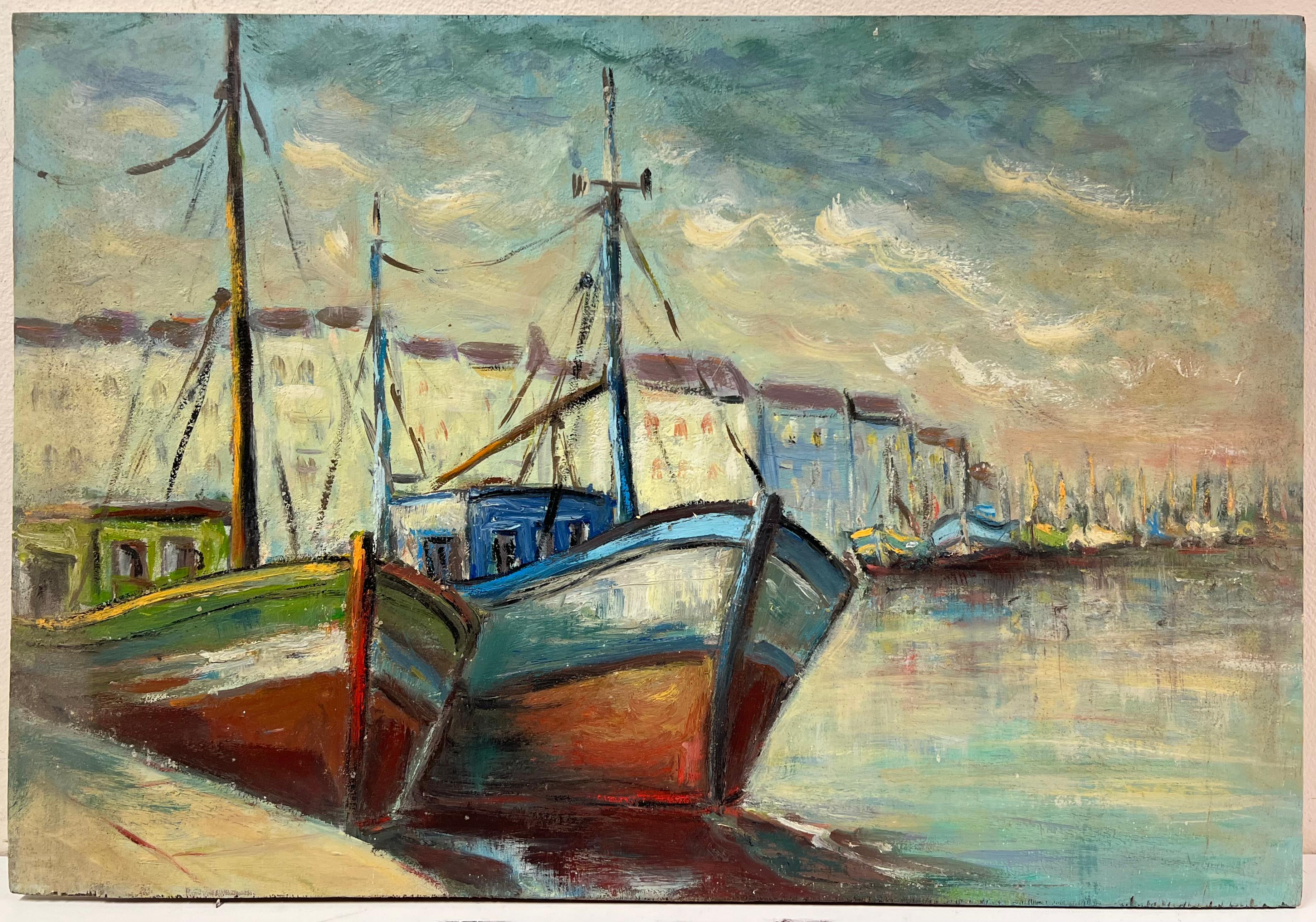 Vista del porto con barche da pesca attraccate e luminose Scena costiera umida Pittura a olio - Painting di Fanch Lel