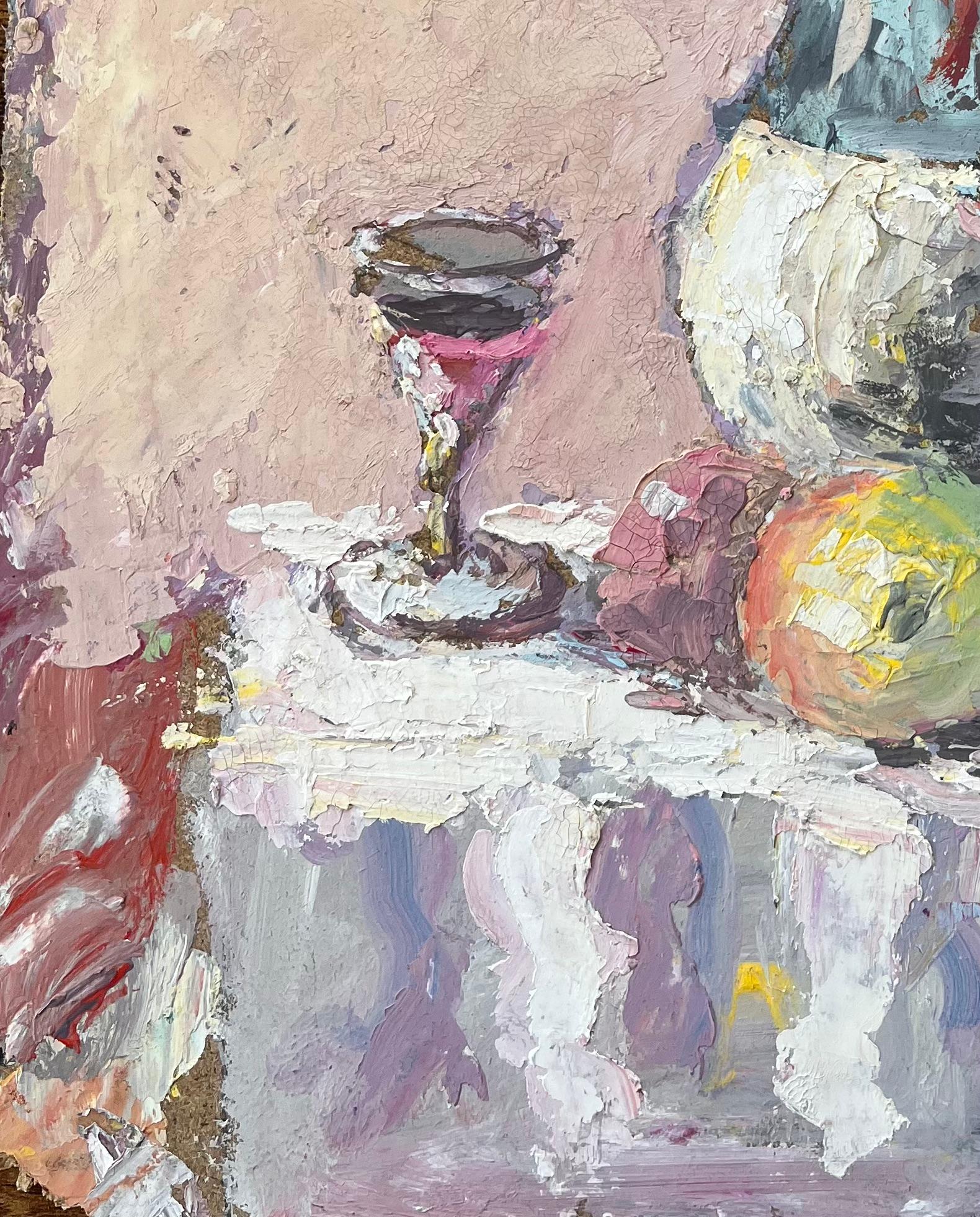 Titel: Impasto-Stillleben mit Chianti-Flasche, Weinglas, Zinnkrug und Obst auf Leinen
Von Fanch Lel
Größe: 13,25 x 10,25 Zoll (Höhe x Breite)
Ölgemälde auf Karton, ungerahmt
Zustand: Das Gemälde ist in gutem Zustand mit leichten Gebrauchsspuren an