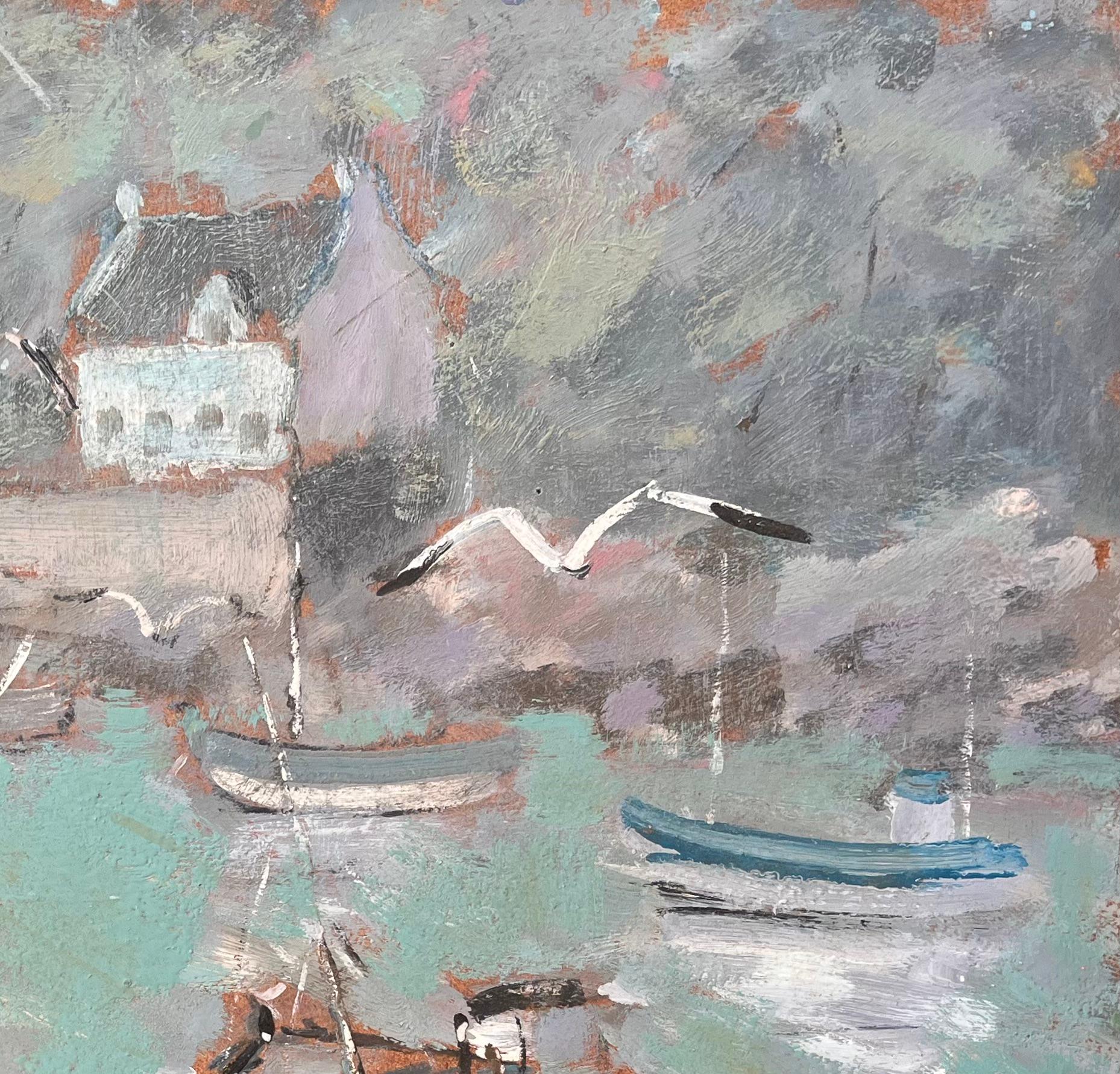 Titel: Impressionistische Boote im Hafen mit Möwen und nebligem Küstendorf
Von Fanch Lel
Unterschrieben: Ja
Größe: 19,5 x 23 Zoll (Höhe x Breite)
Ölgemälde auf Karton, ungerahmt
Zustand: Das Gemälde ist in gutem Zustand mit ausdrucksstarker Textur;