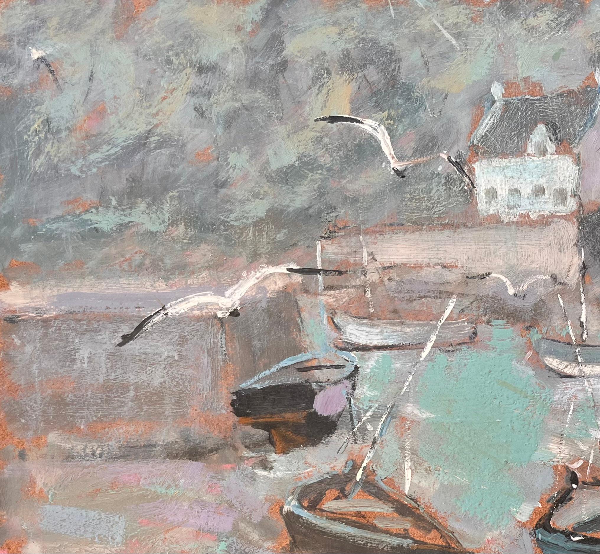 Impressionistische Boote am Meer mit Gulls und Misty Coastal Village im Angebot 1