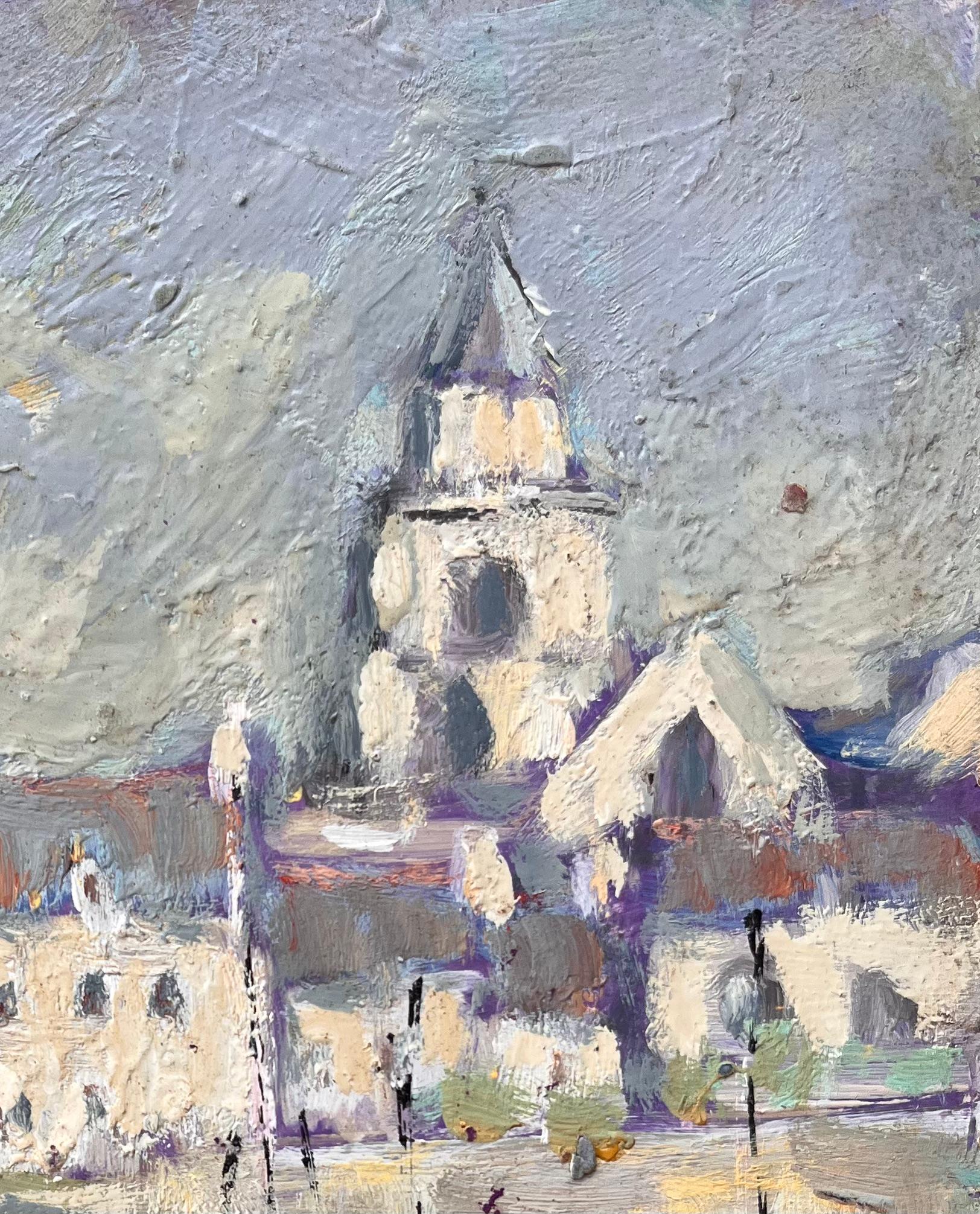 Impressionistische Küstenstadtszene mit Kirche und Fischerboot in Nordfrankreich (Grau), Landscape Painting, von Fanch Lel