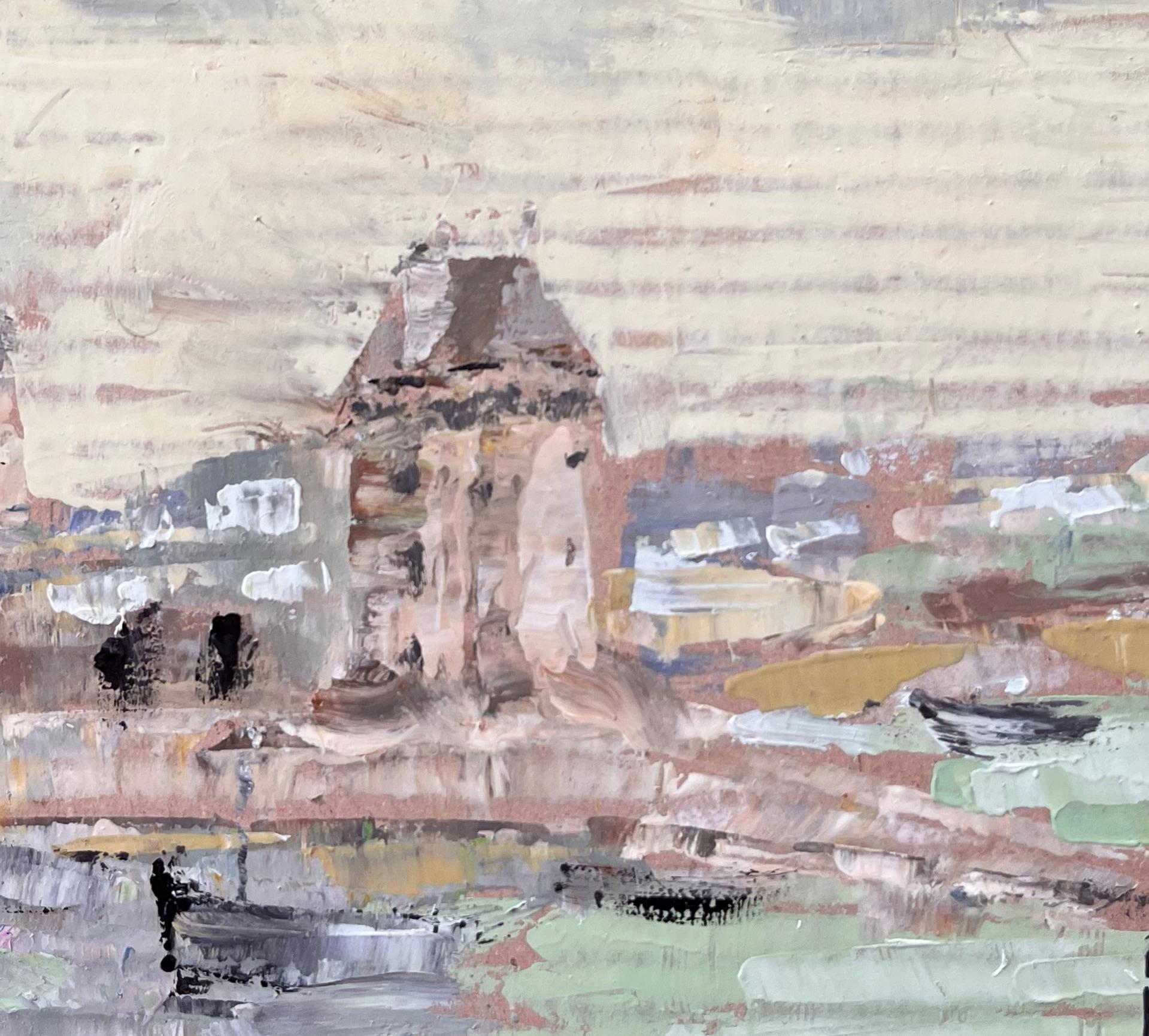 Impressionistisches Küstendorf mit Booten und Turm in gedeckter pastellfarbener Palette im Angebot 2