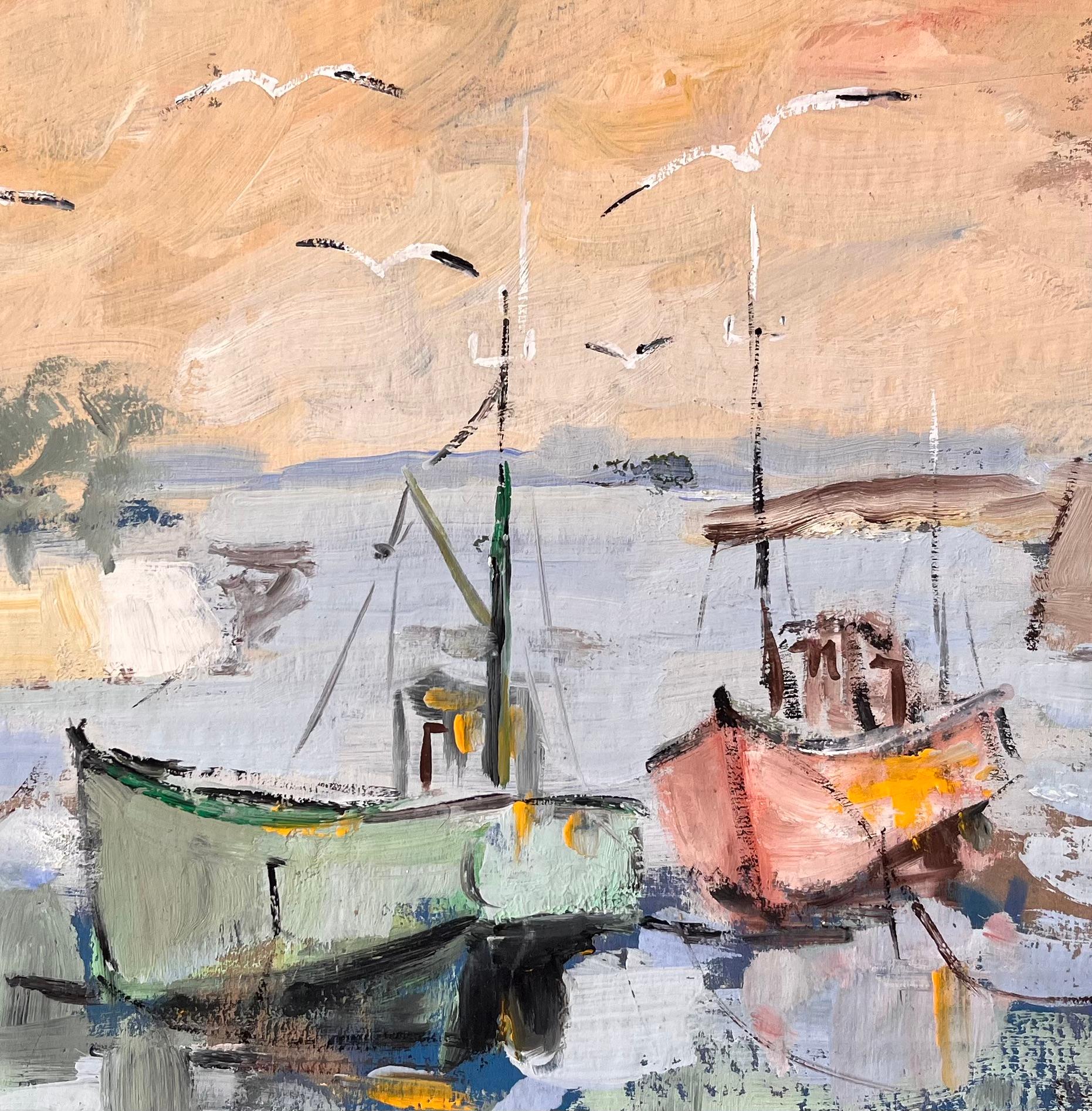Scena impressionista di porto con barche da pesca, faro e cielo al tramonto in vendita 2