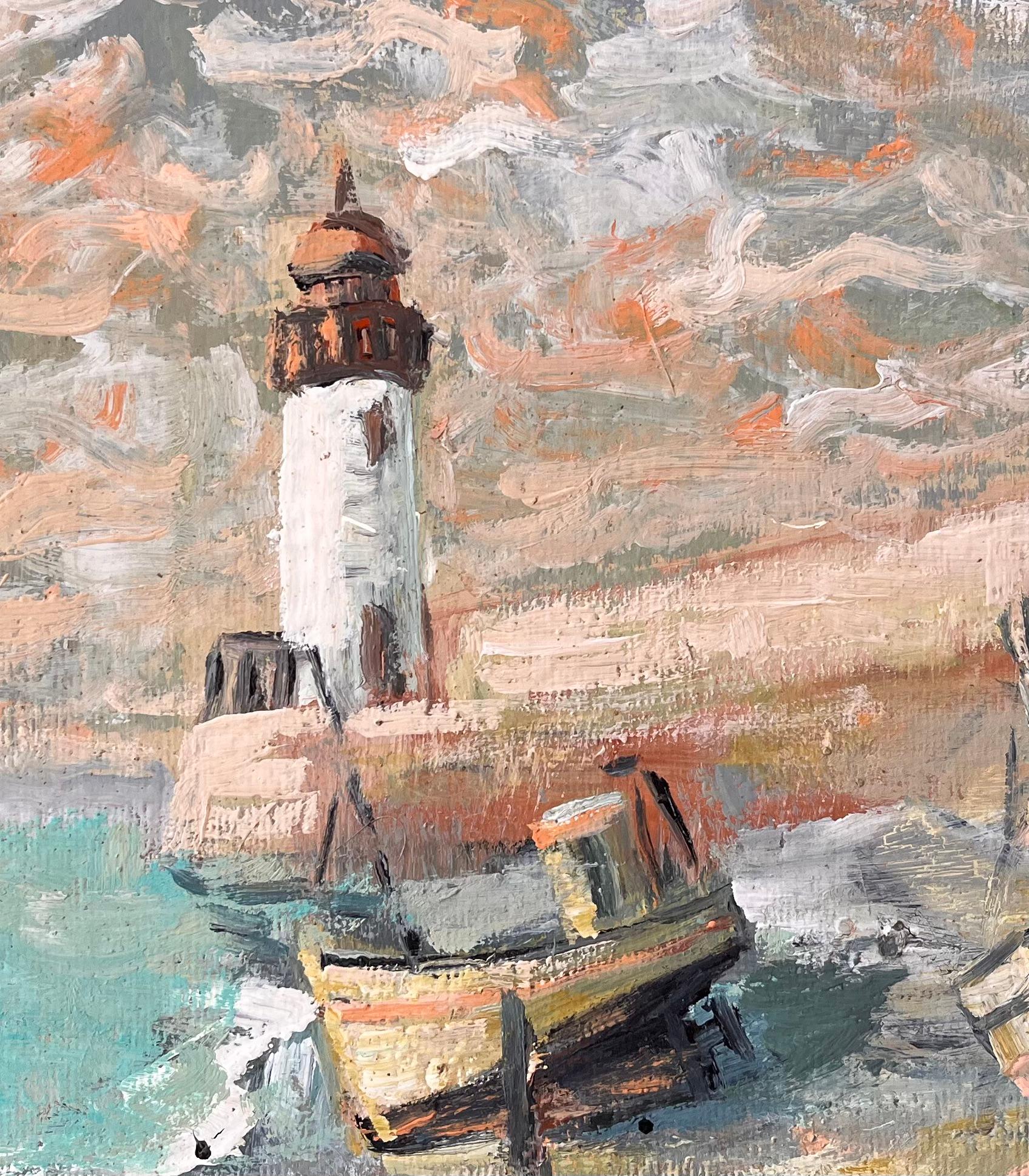 Impressionistische Leuchtturm-Szene mit Strand-Fischbooten und dramatischem Himmel im Angebot 2