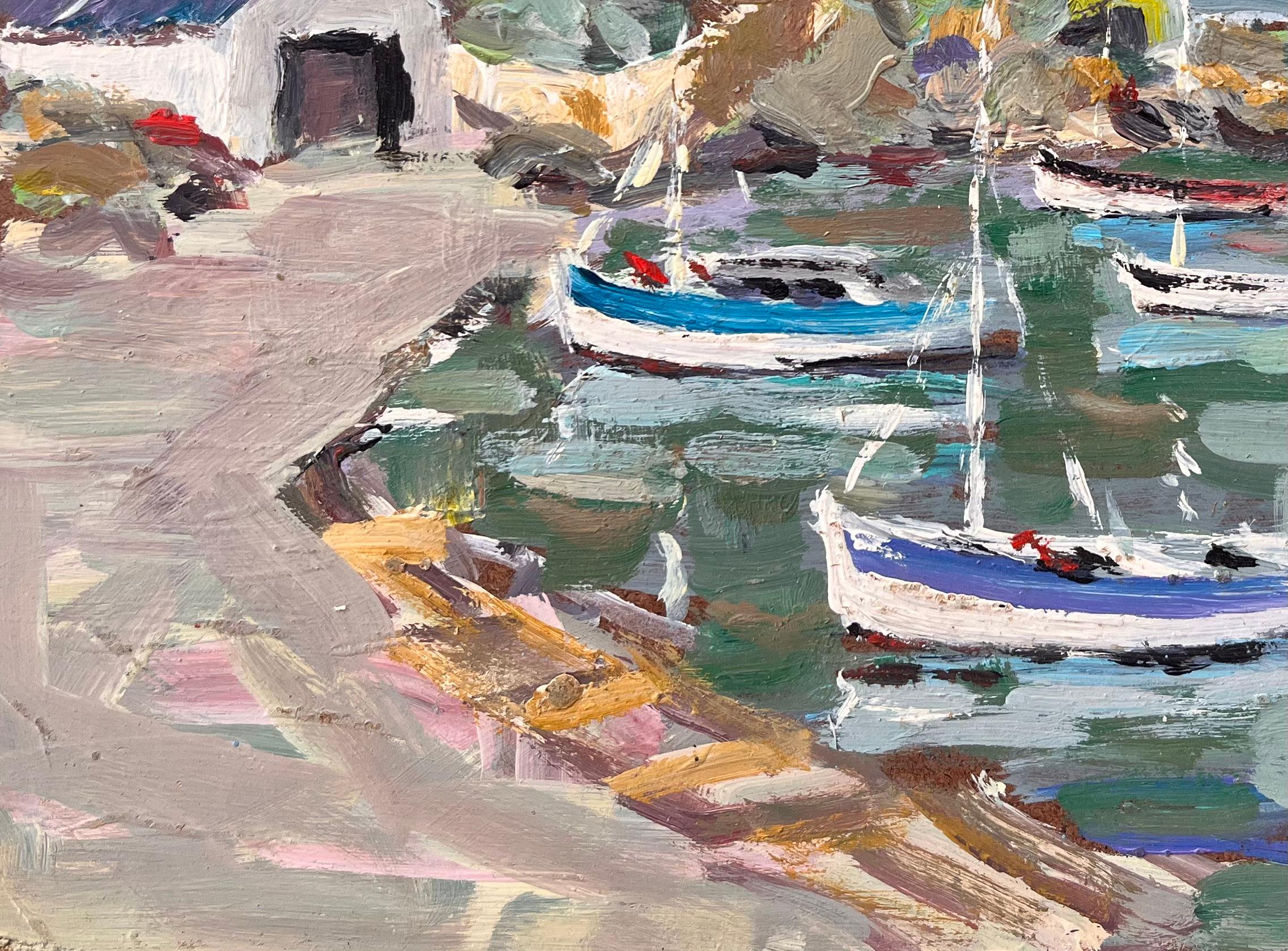 Impressionistische friedliche Hafenszene mit Fischerbooten und Kiefern in der Bretagne (Grau), Landscape Painting, von Fanch Lel