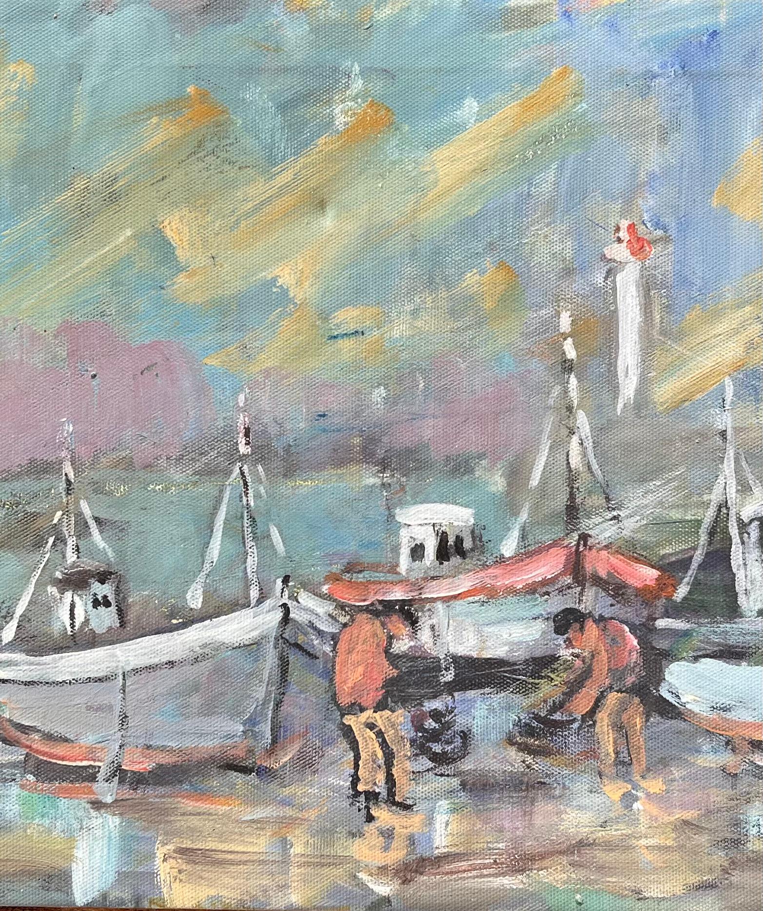 Impressionistische Szene von Fischenbooten und Fischern in niedrigem Tide mit buntem Himmel (Grau), Landscape Painting, von Fanch Lel