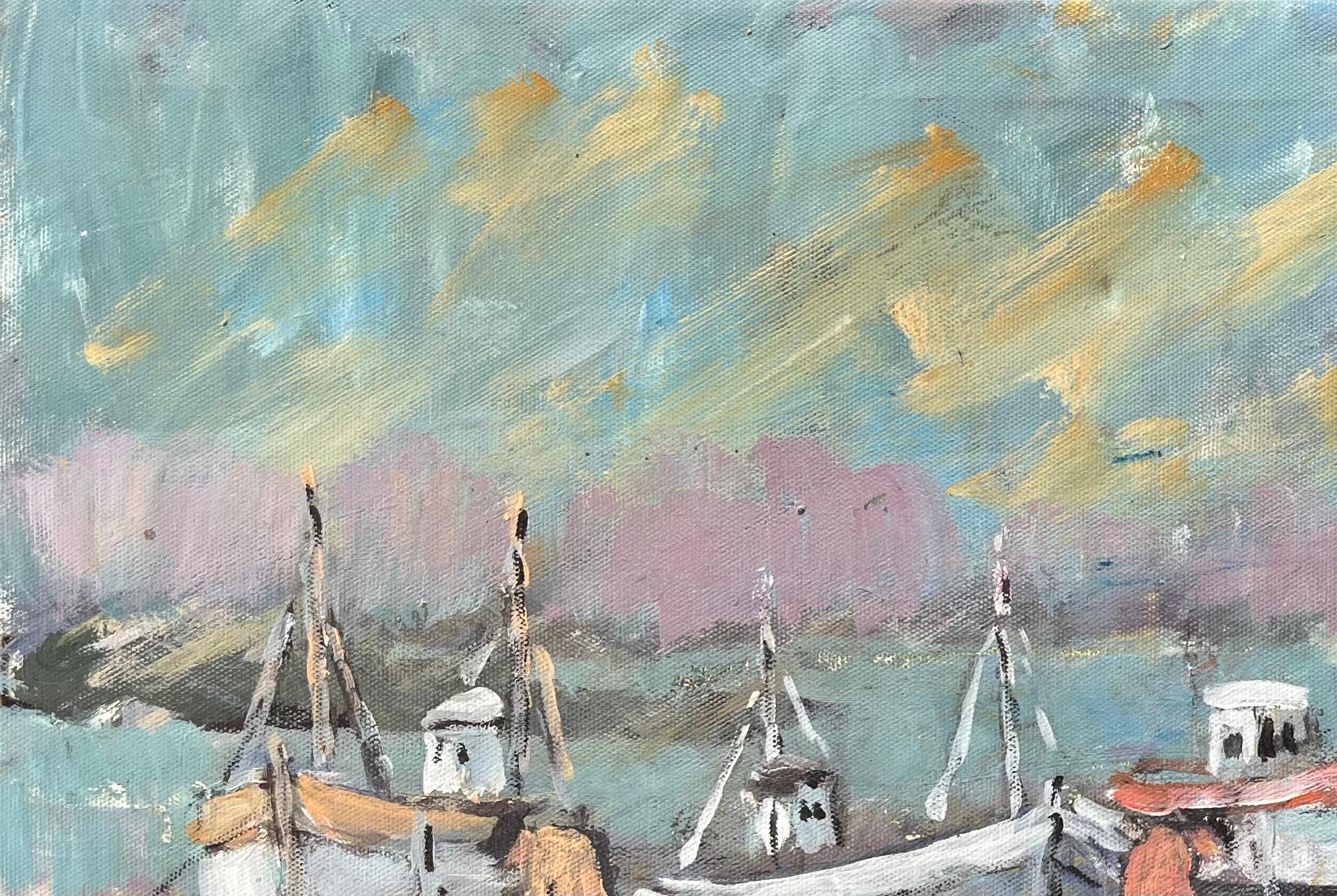 Impressionistische Szene von Fischenbooten und Fischern in niedrigem Tide mit buntem Himmel im Angebot 1