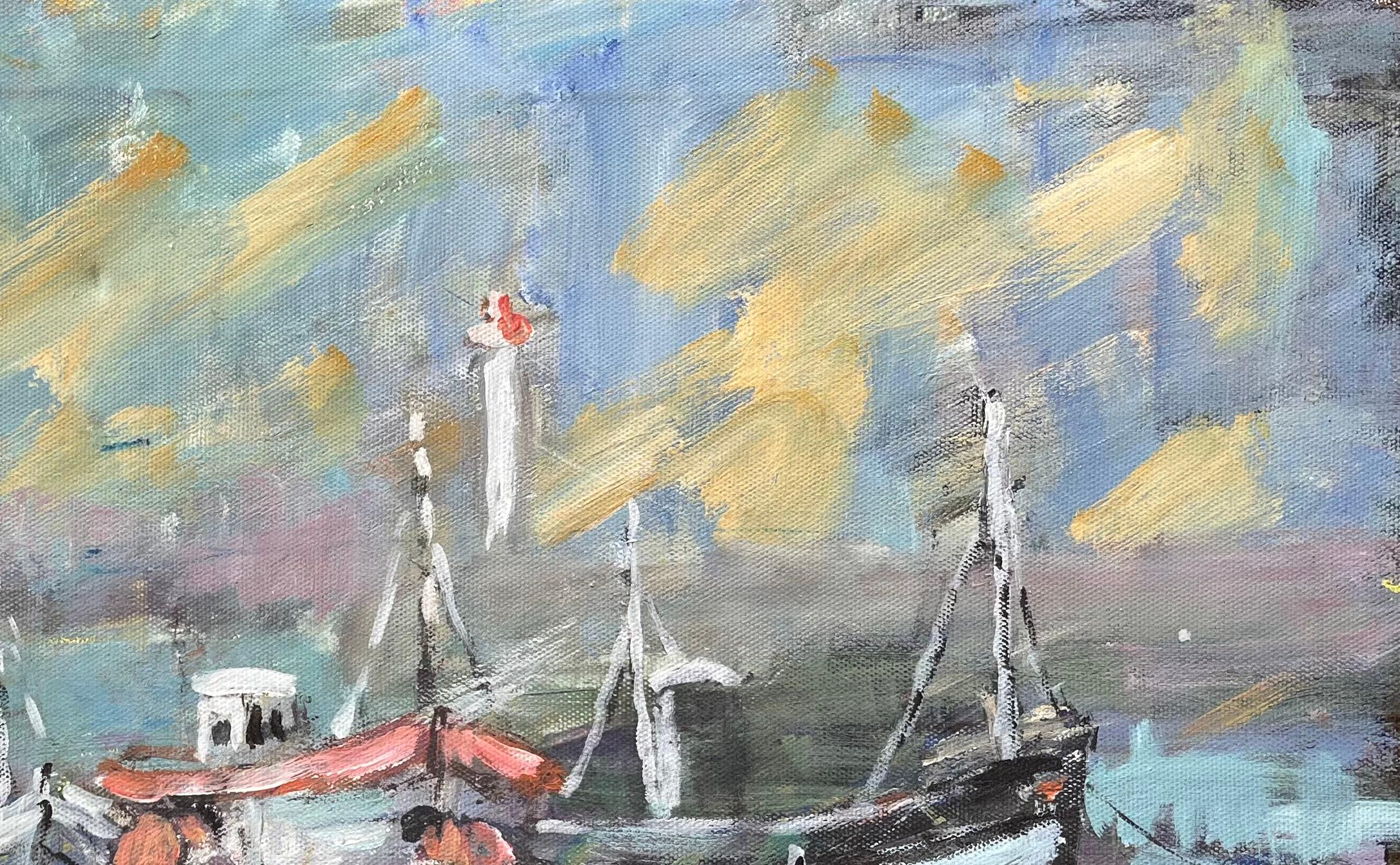 Impressionistische Szene von Fischenbooten und Fischern in niedrigem Tide mit buntem Himmel im Angebot 2