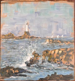 Impressionistische Meereslandschaft mit crashenden Wellen und distanziertem Leuchtturm an der Felsenküste