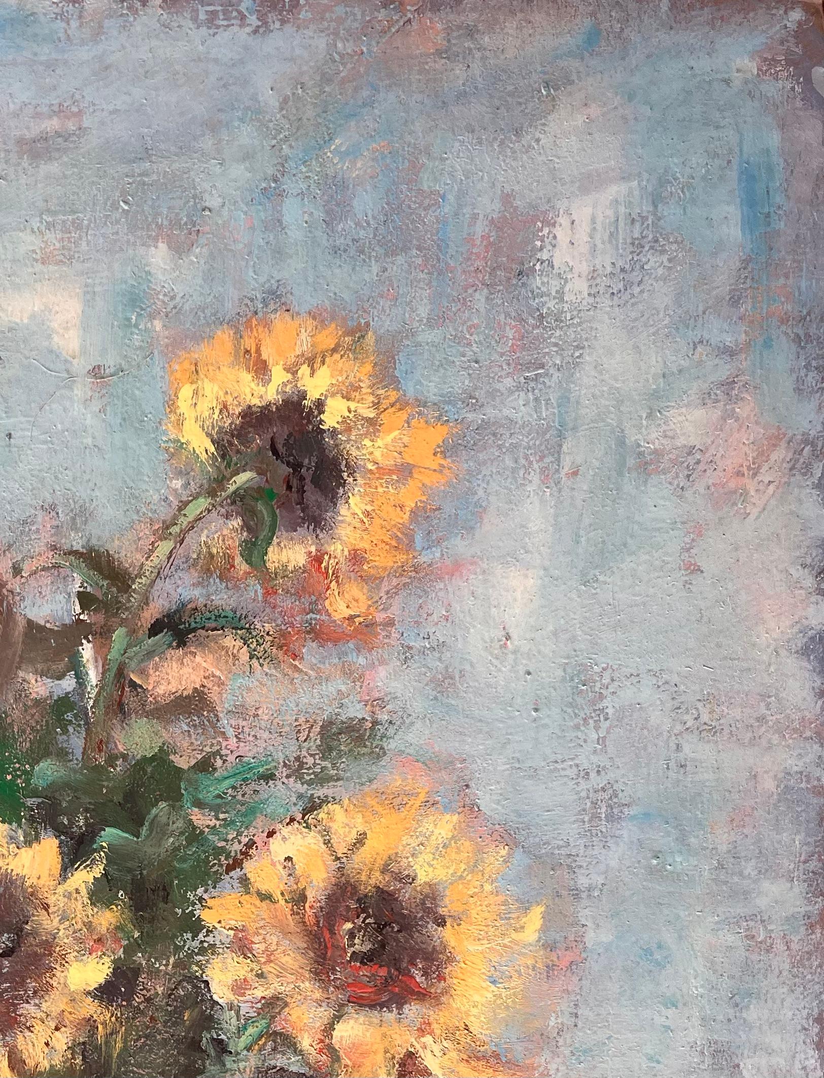 Impressionistisches Stillleben mit Sonnenblumen in einer Vase mit weichem blauem Hintergrund (Grau), Landscape Painting, von Fanch Lel