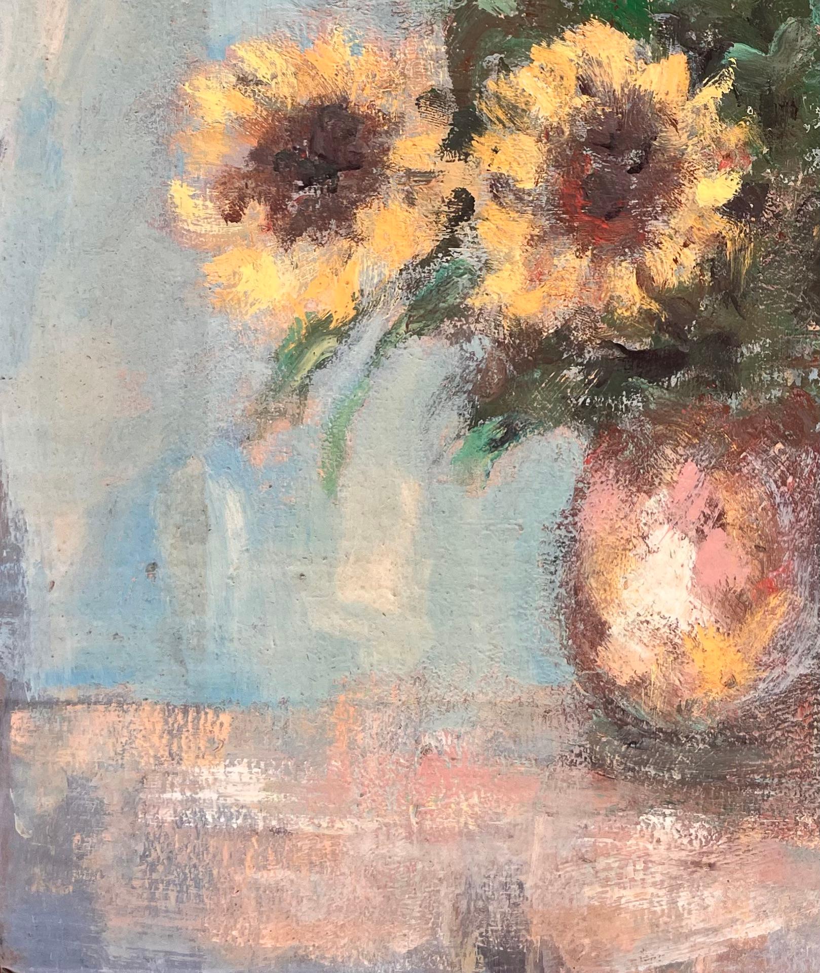 Titel: Impressionistisches Stilleben mit Sonnenblumen in einer Vase vor zartblauem Hintergrund
Von Fanch Lel
Unterschrieben: Ja
Größe: 18,25 x 15 Zoll (Höhe x Breite)
Ölgemälde auf Karton, ungerahmt
Zustand: Das Gemälde ist in gutem Zustand mit