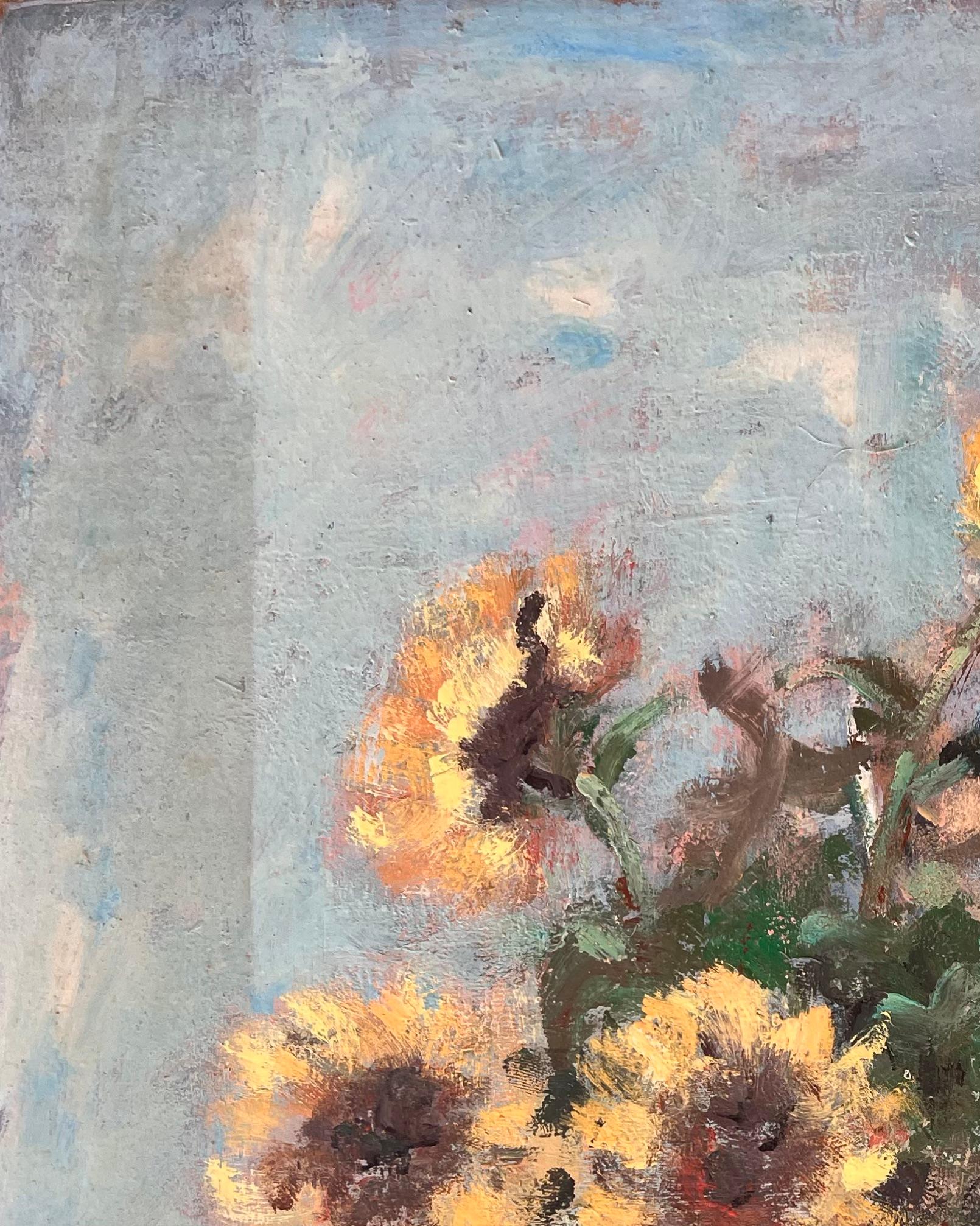 Impressionistisches Stillleben mit Sonnenblumen in einer Vase mit weichem blauem Hintergrund im Angebot 1