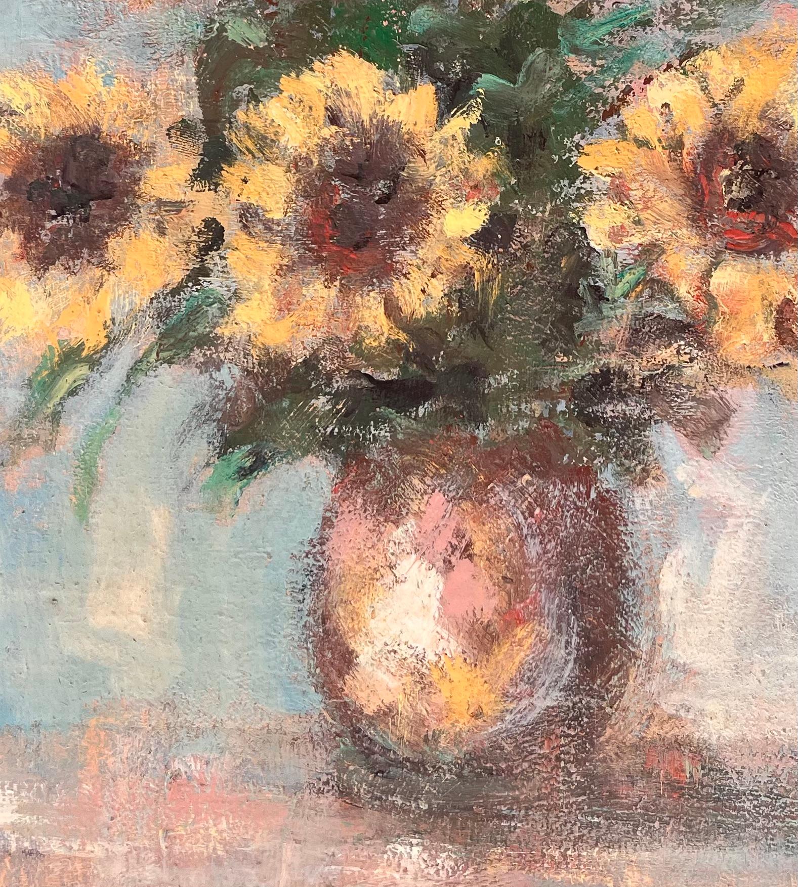Impressionistisches Stillleben mit Sonnenblumen in einer Vase mit weichem blauem Hintergrund im Angebot 2