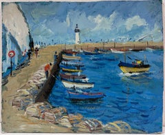 Animada escena azul junto al mar con un faro y pescadores preparándose en el muelle