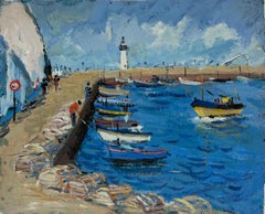 Scène de bord de mer bleu vif avec un phare et des pêcheurs se préparant sur le pont