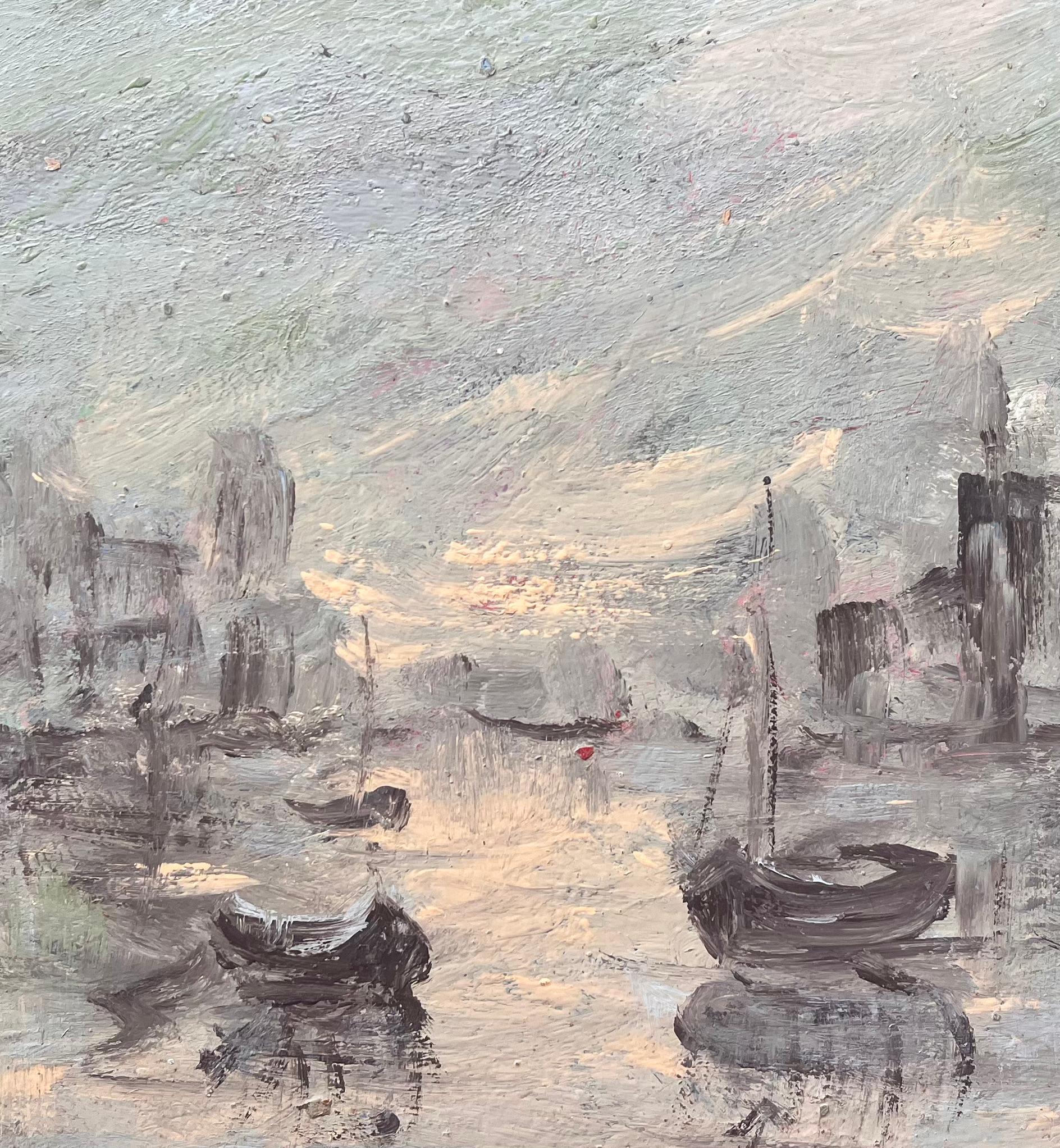Malhumorada escena monocroma del puerto con reflejos y barcos de pesca en venta 2