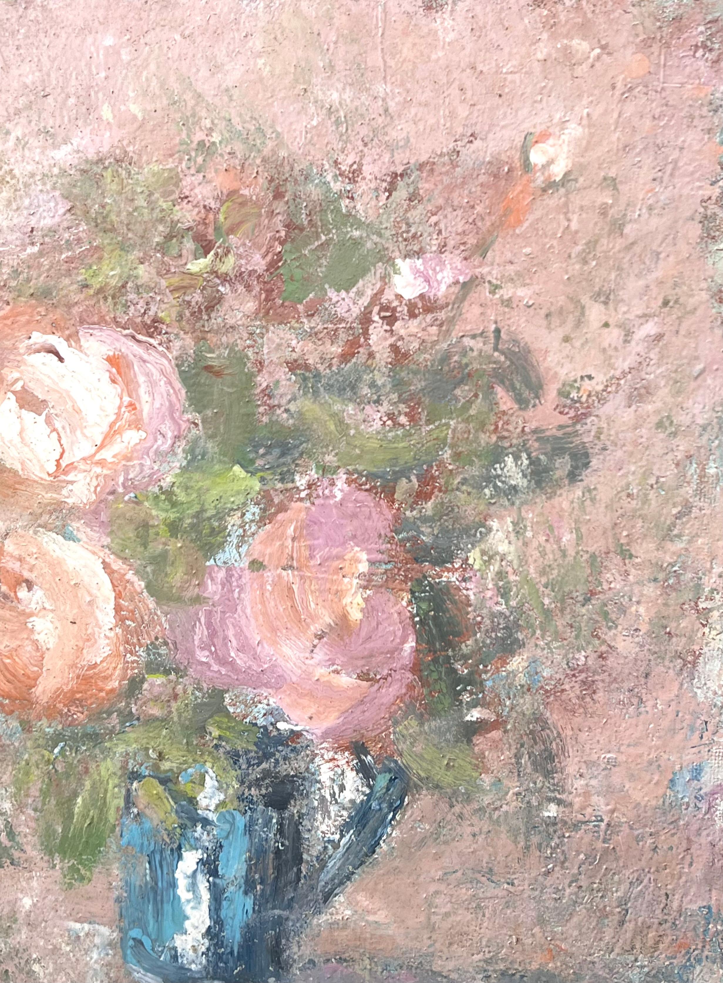 Rose rosa in un vaso blu Interno paesaggio francese pittura ad olio - Still-Life Painting Beige di Fanch Lel