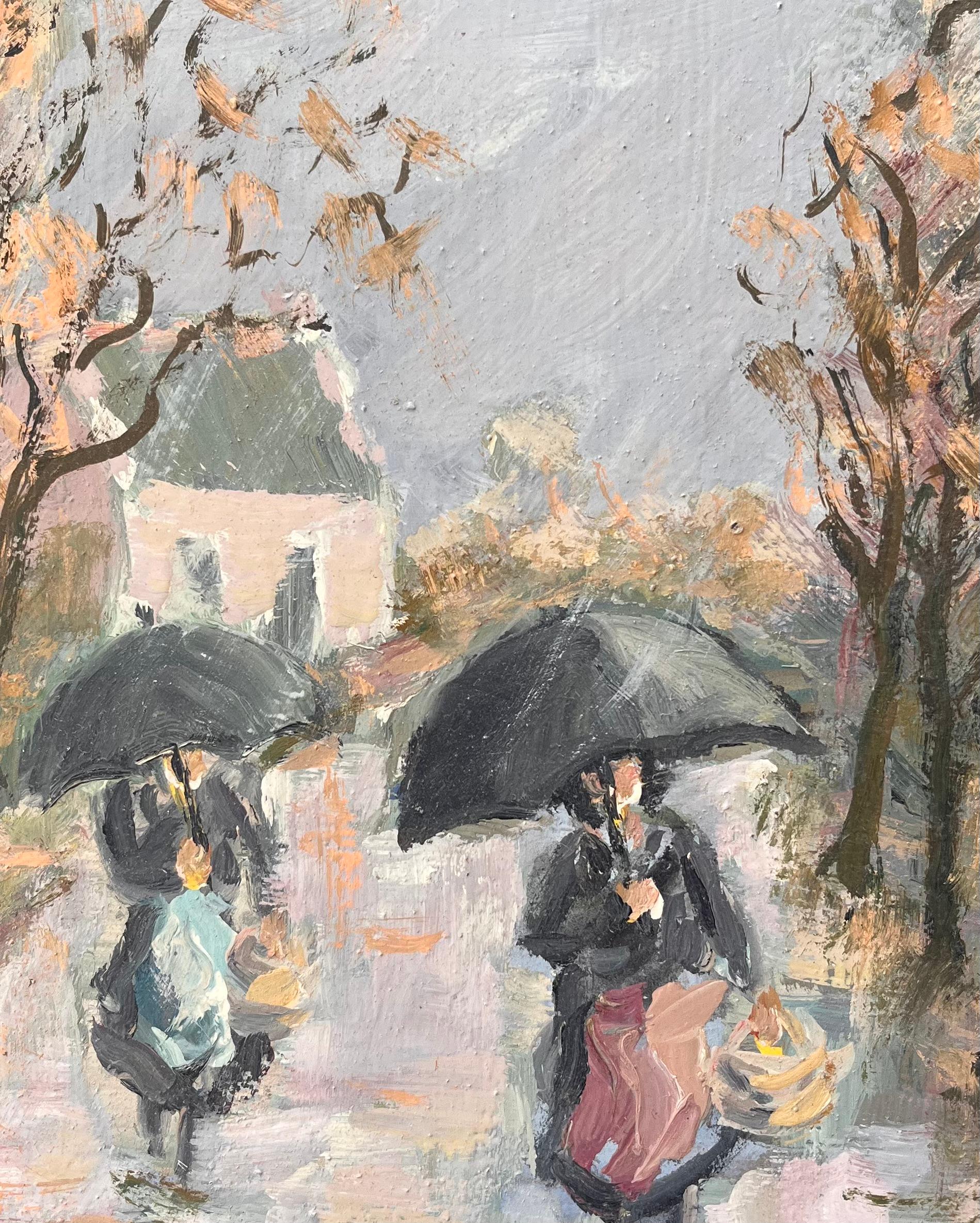 Scène de marché ensoleillée avec des femmes transportant des paniers et des parapluies noires en vente 2