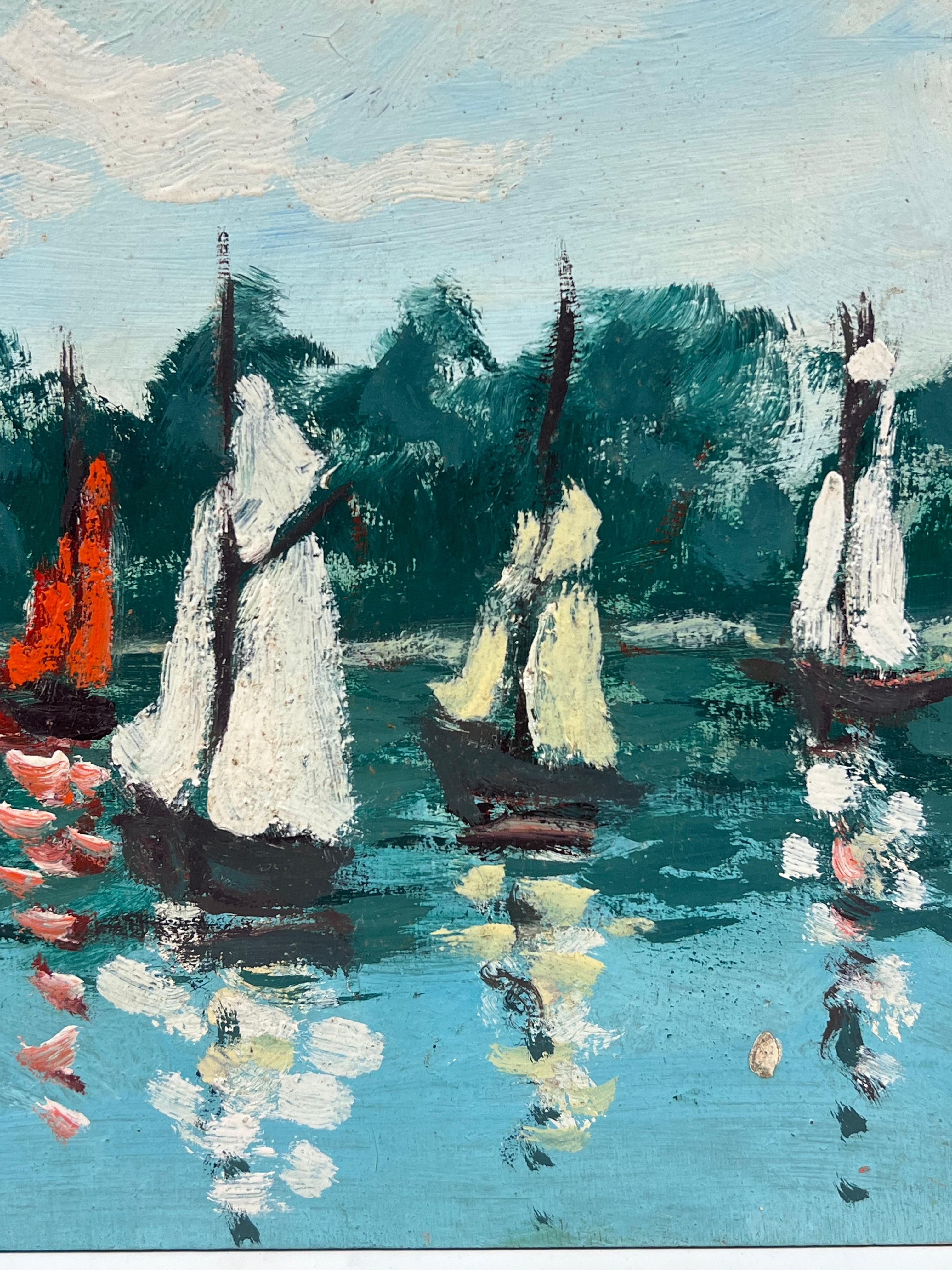 Segelboote in warmen Gewässern mit üppigem Wald background unter einem leuchtenden Himmel – Painting von Fanch Lel