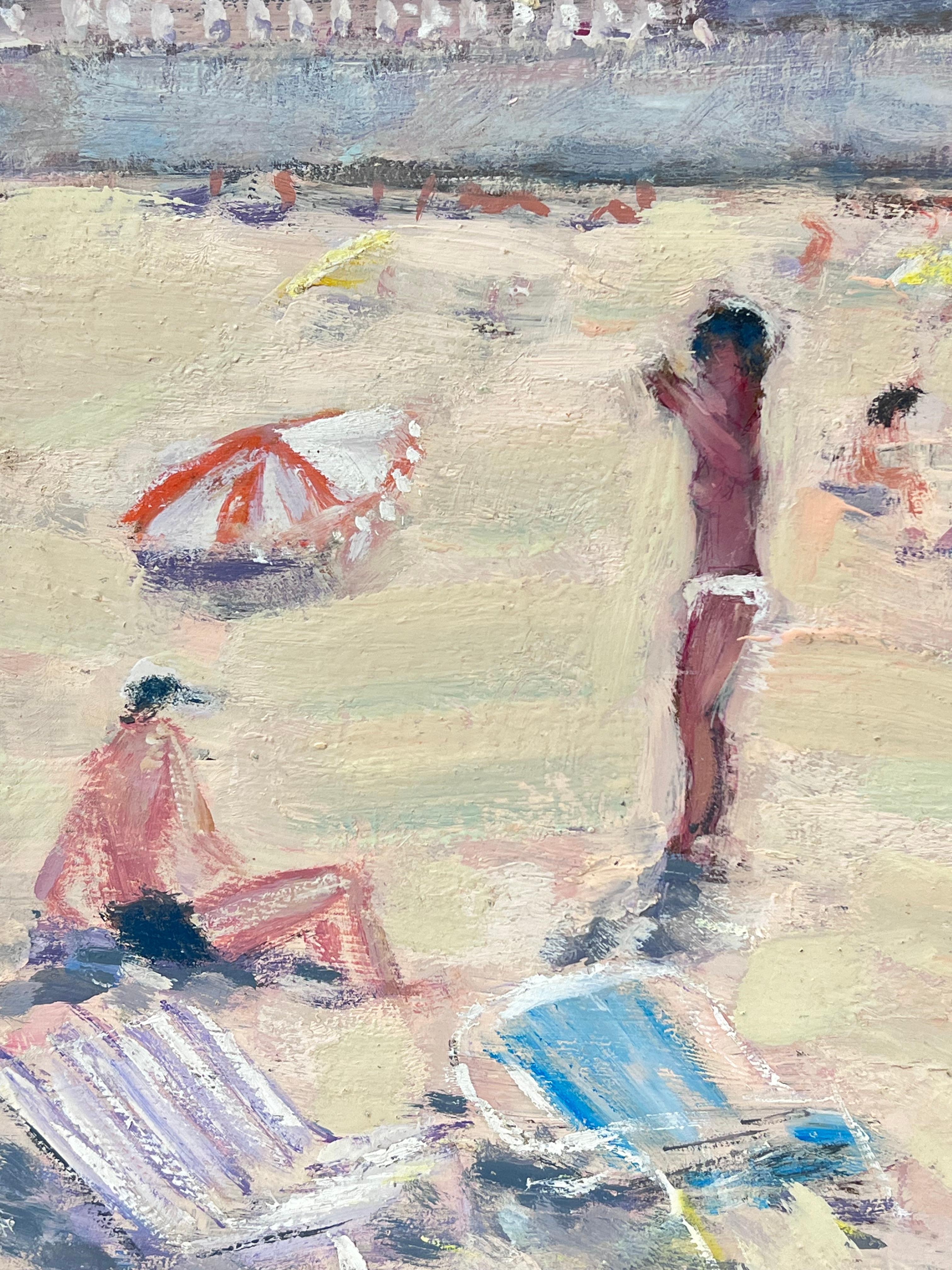 Bagnanti che si rilassano in una giornata di sole sulla spiaggia di Dinan, La Plage Francia in vendita 2