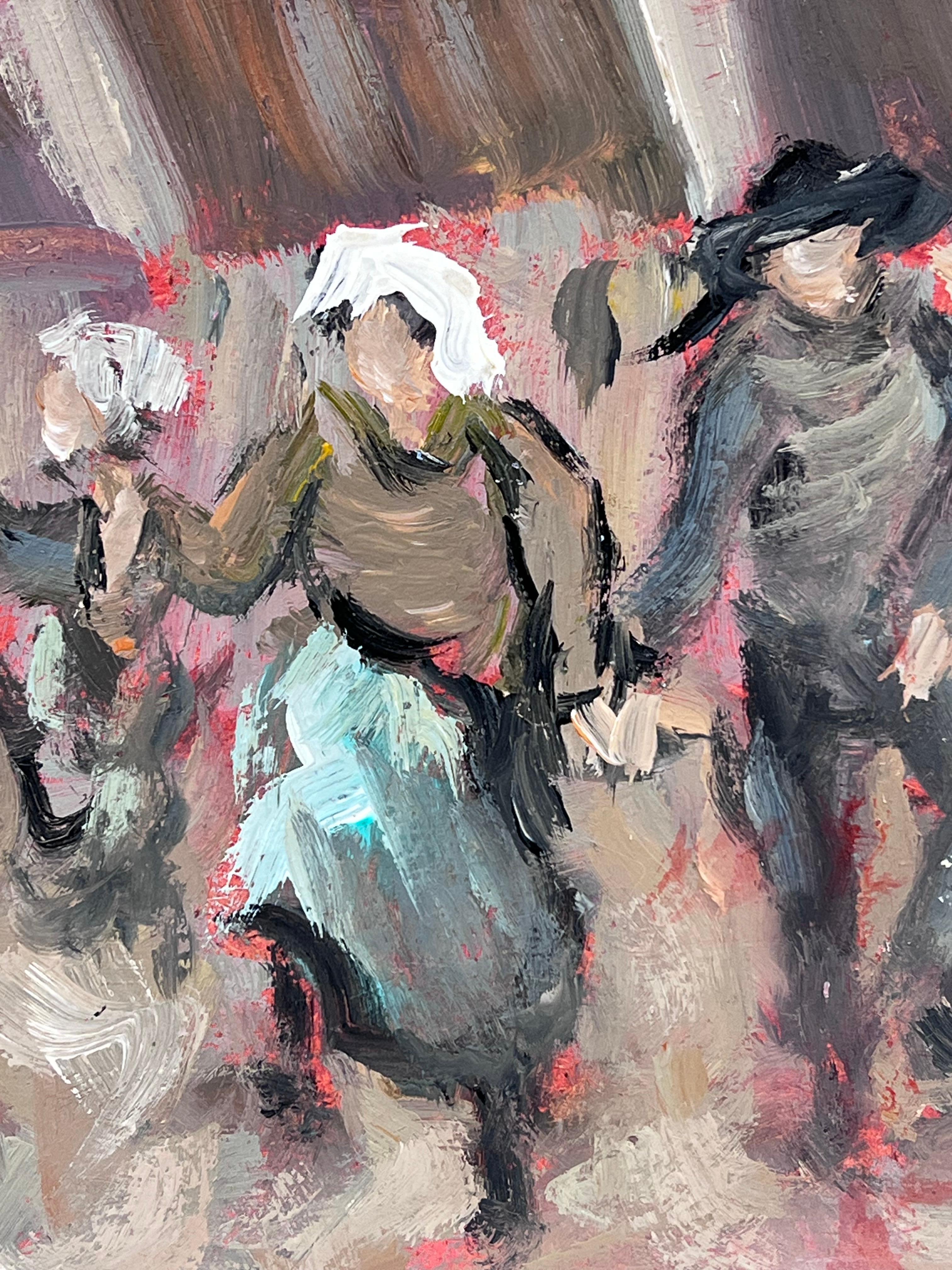 Figure di danza tradizionale del villaggio in movimento che festeggiano in un cortile rustico in vendita 1