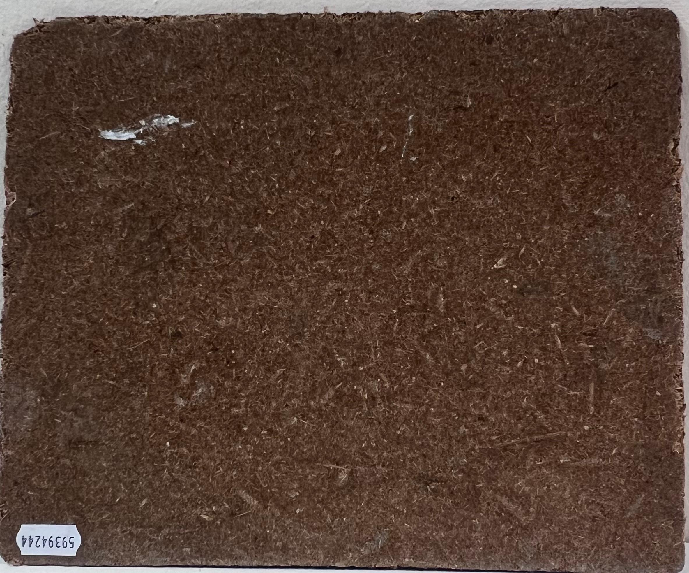 Fari gemelli che si ergono alti su un paesaggio marino blu e calmo con barche all'ancora in vendita 2