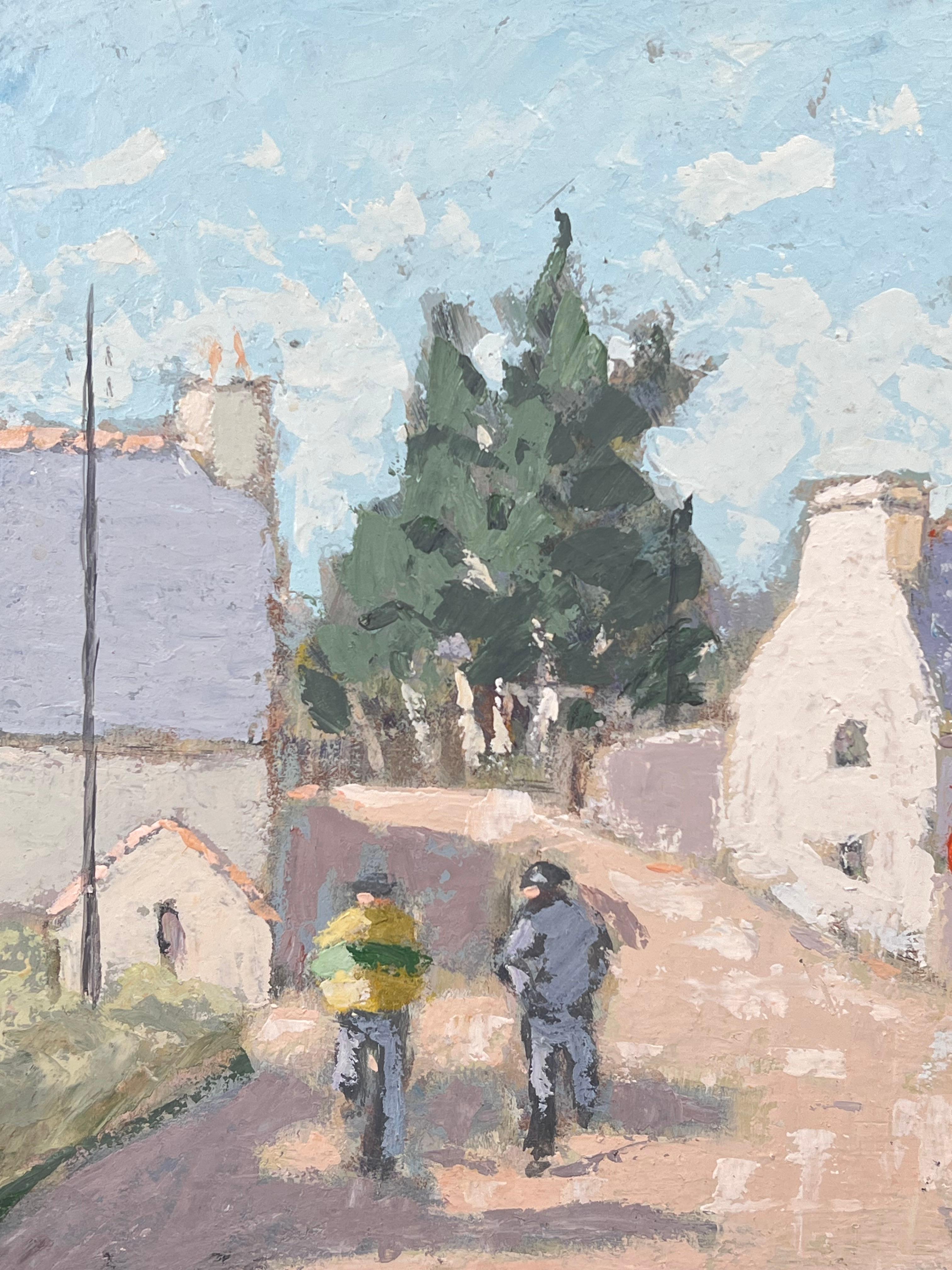 Due figure che camminano in una tranquilla stradina di paese Paesaggio francese dipinto a olio in vendita 1