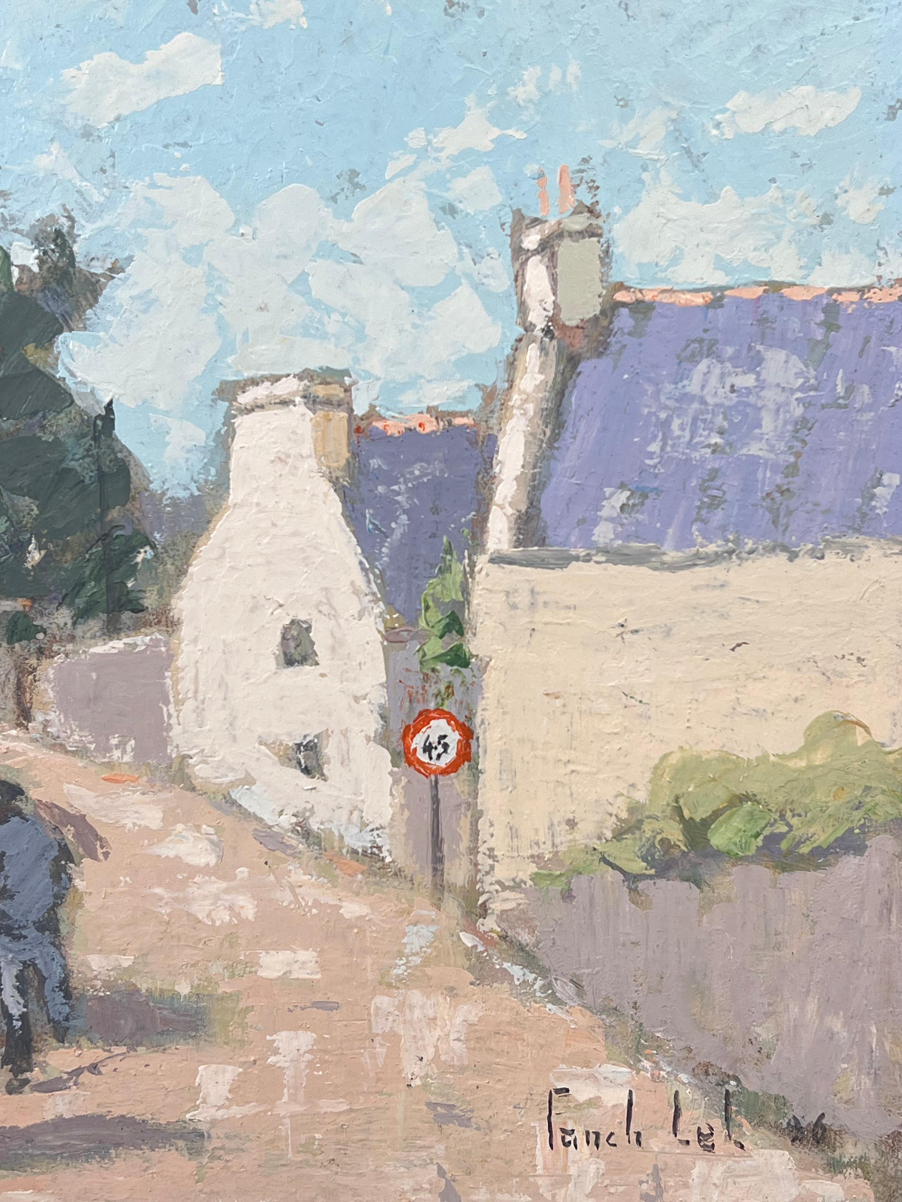 Due figure che camminano in una tranquilla stradina di paese Paesaggio francese dipinto a olio in vendita 2