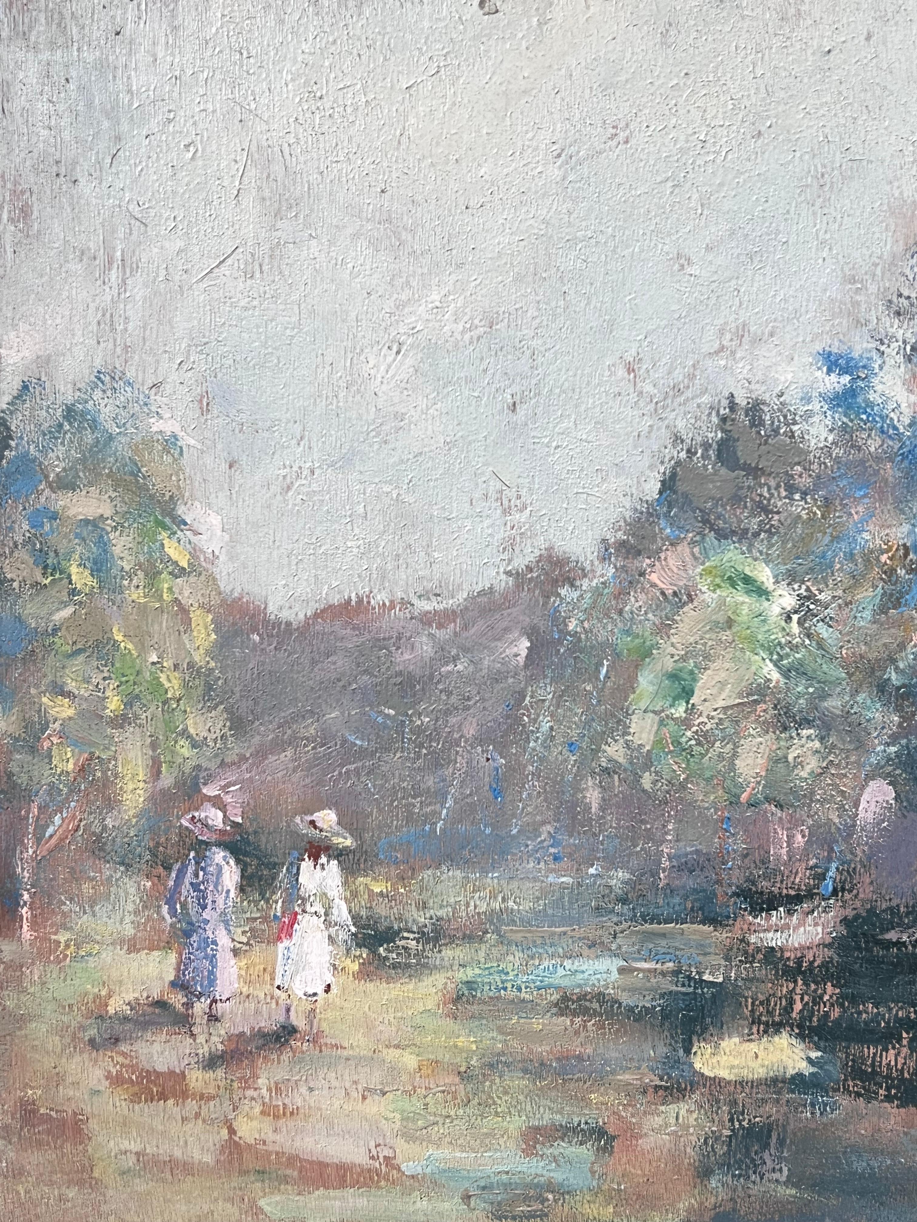 Zwei Damen mit Sonnenhüten schlendern durch die Waldlandschaft Ölgemälde (Grau), Landscape Painting, von Fanch Lel