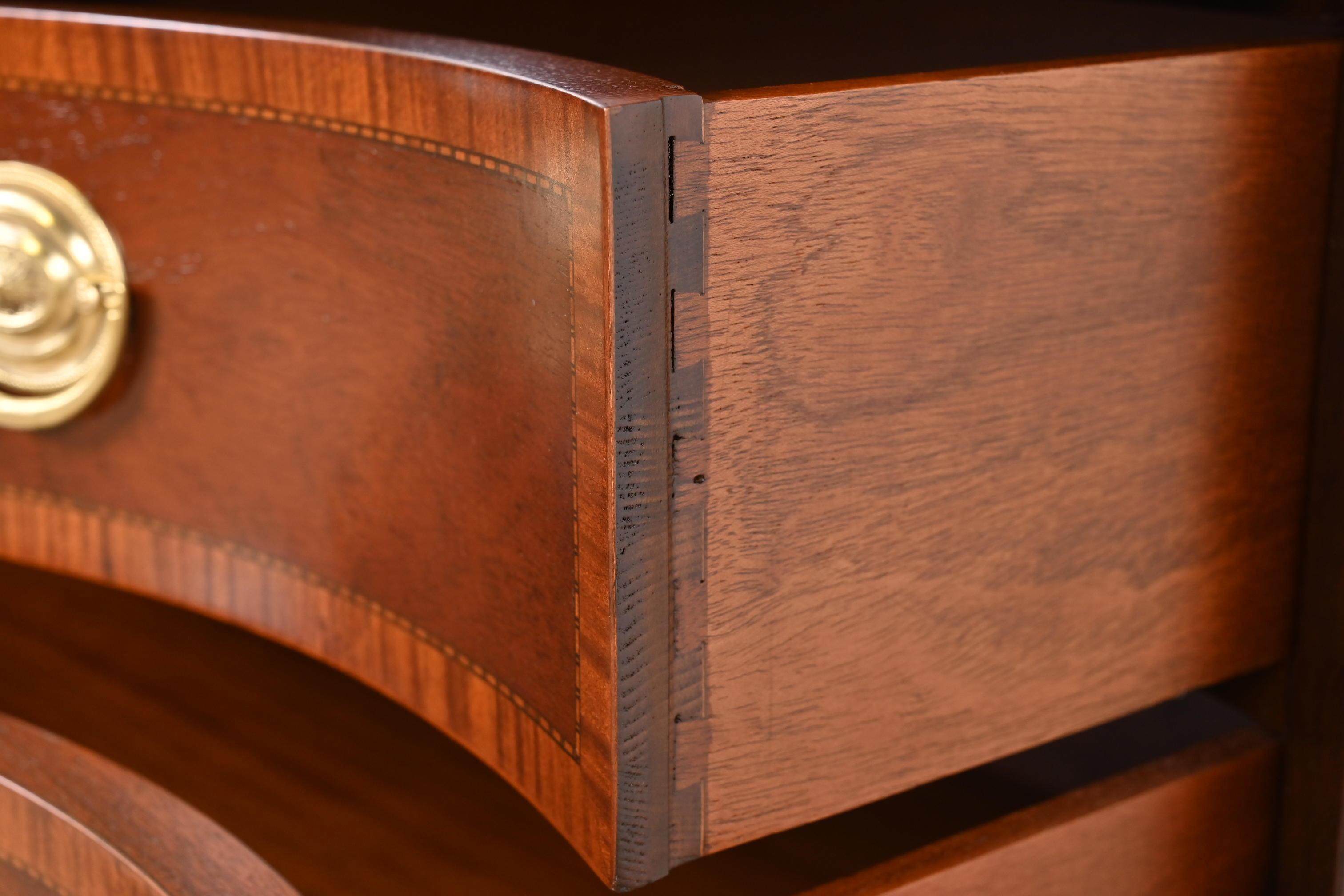 Cassettiera a serpentina in mogano georgiano Fancher Furniture, rifinita in vendita 3