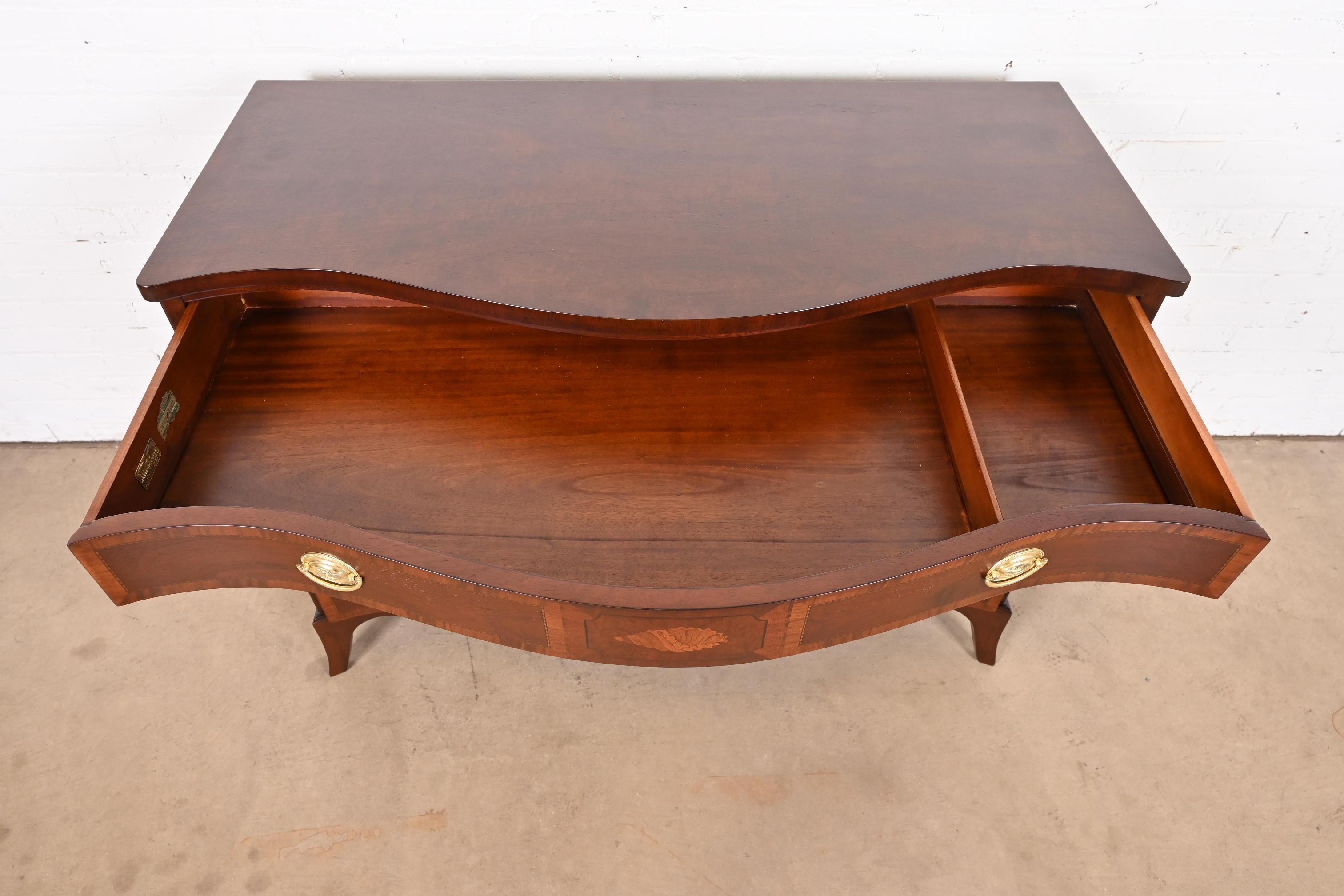Cassettiera a serpentina in mogano georgiano Fancher Furniture, rifinita in vendita 4