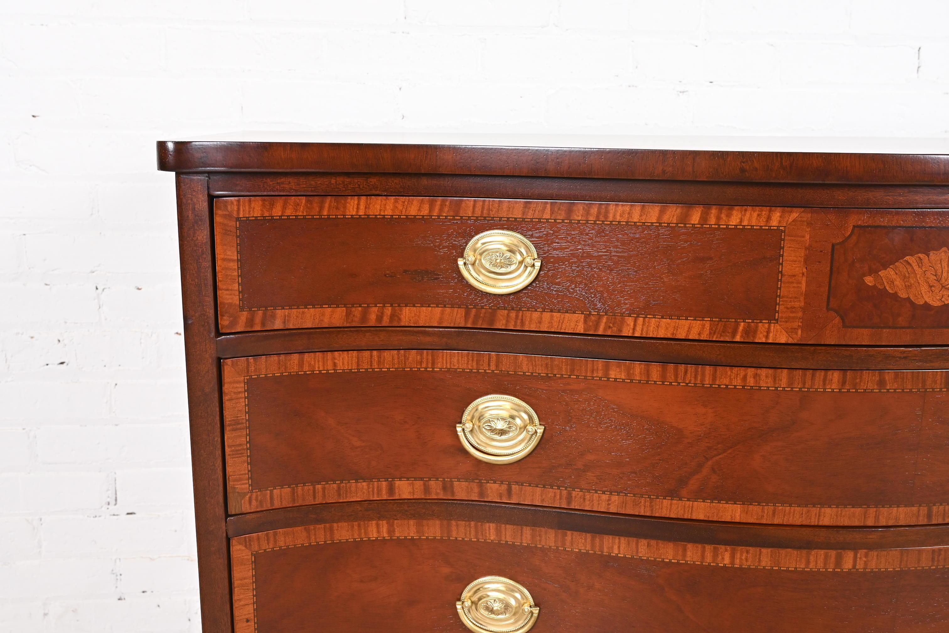 Cassettiera a serpentina in mogano georgiano Fancher Furniture, rifinita in vendita 7